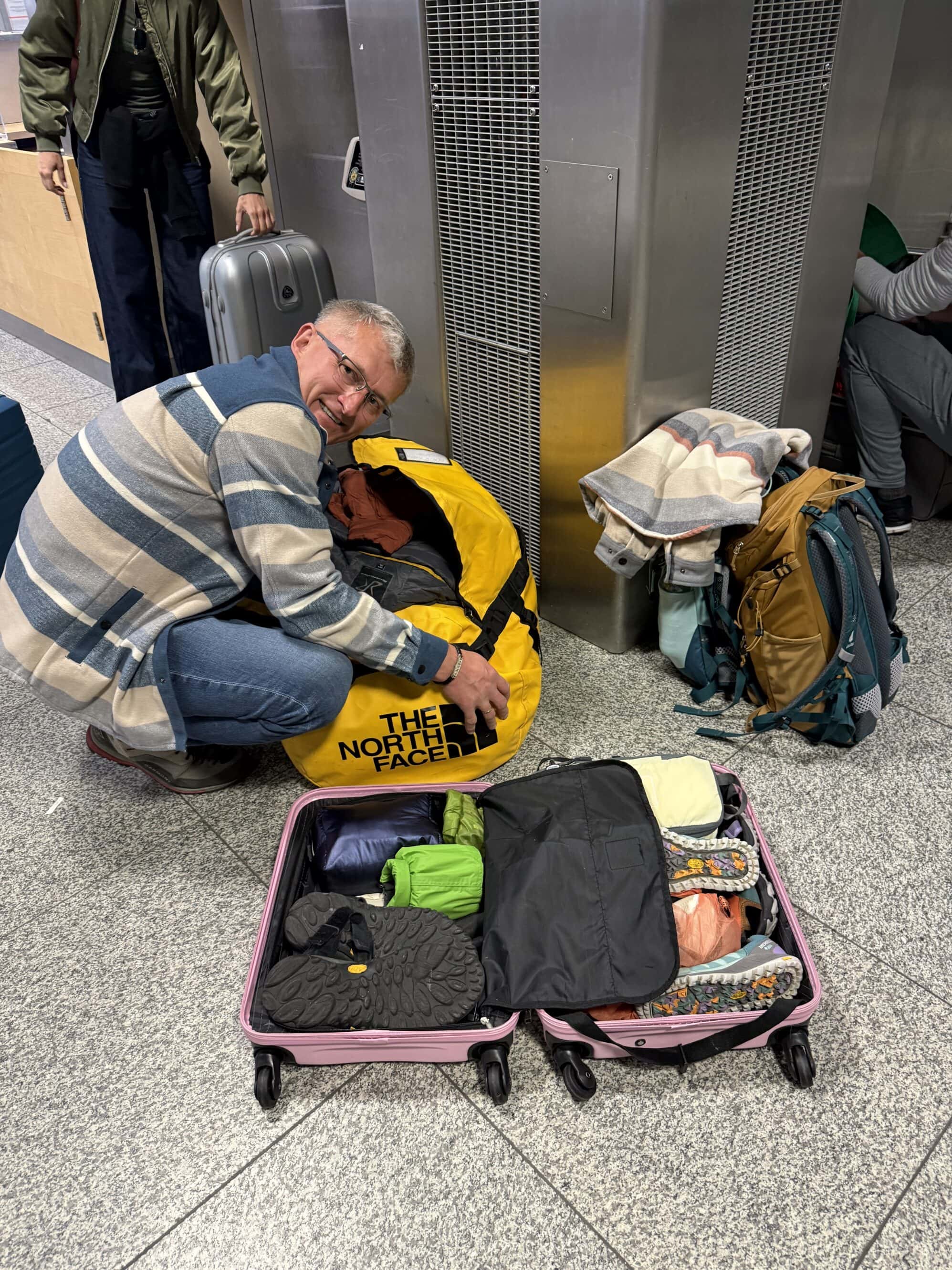 Z pozoru zwykły pasażer. W rzeczywistości – mistrz Tetrisa bagażowego! 🧳
To właśnie ten moment, gdy okazało się, że 1700 zł dopłaty da się zamienić w… nową walizkę i jeszcze lepszy humor 😅