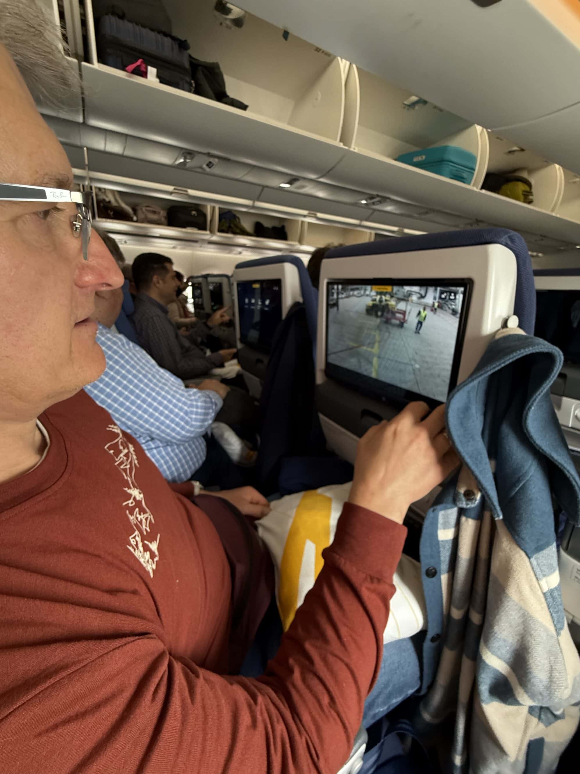 Pilot? Nie, kinoman 🎬 Marcin całkowicie pochłonięty podglądem z kamer zewnętrznych – „Ej, patrz! Jeszcze tankujemy!” 😍