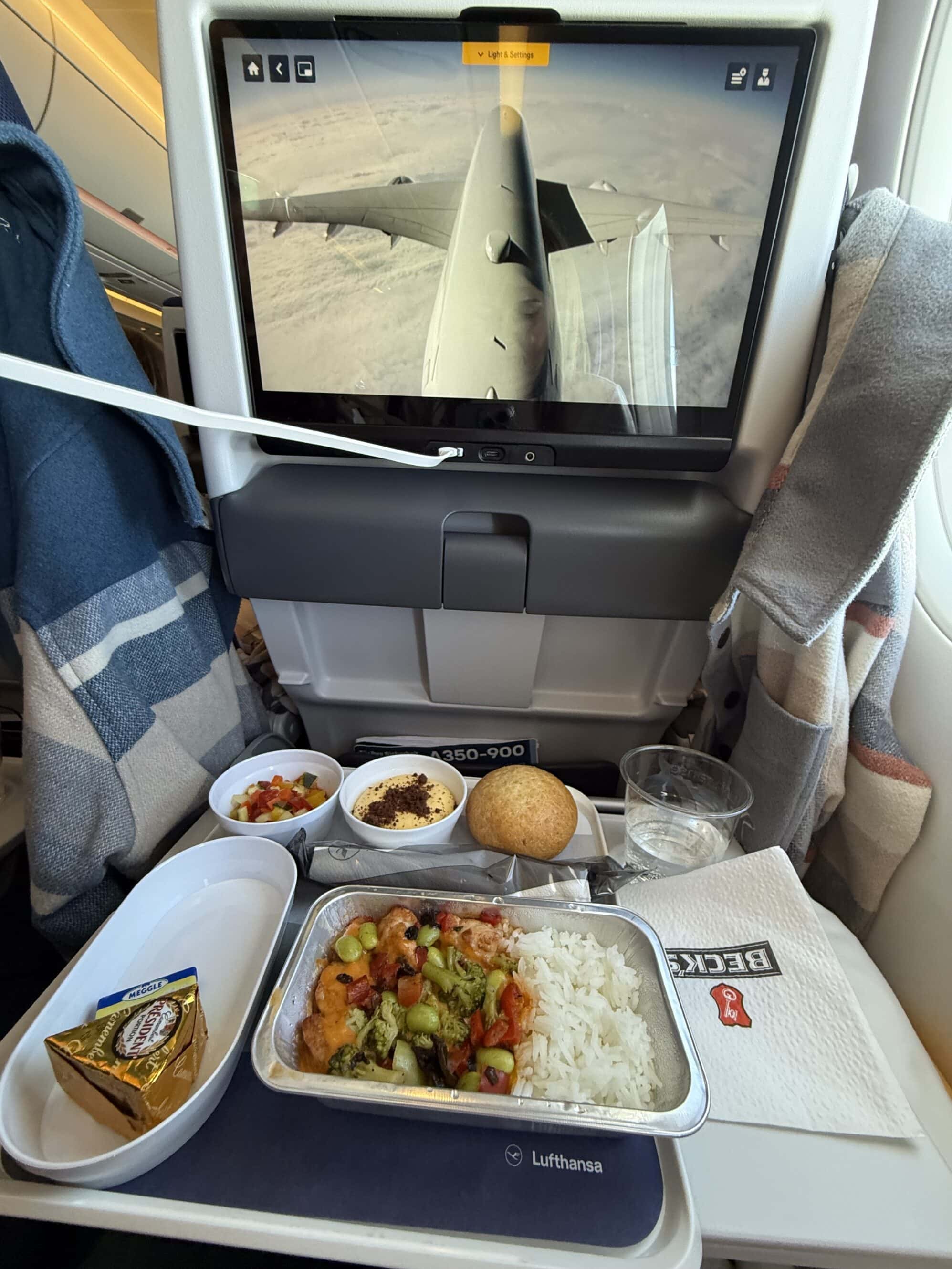 Tankowanie w przestworzach 🍝 Menu: makaron, bułka i marzenia o road tripie po USA 😋. Michelin by się nie zachwycił, ale my i tak byliśmy w siódmym niebie!