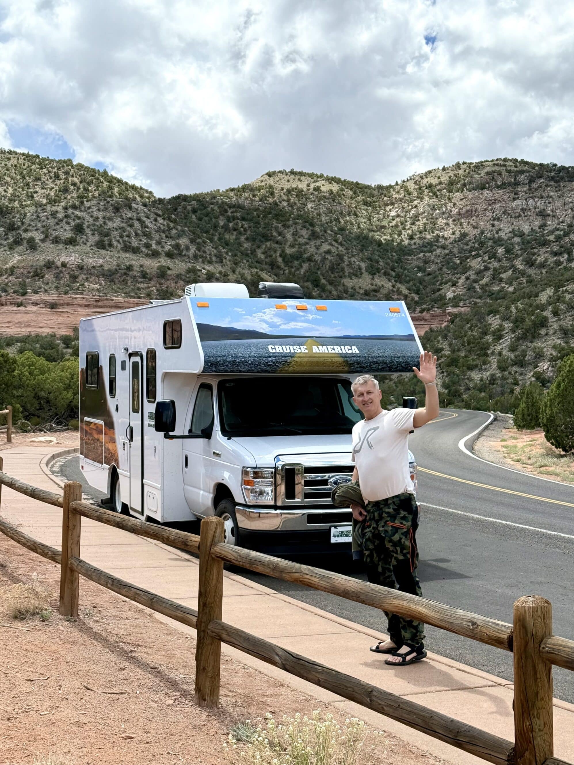 Dom z milionem widoków 🏞️ Nasz camper – kuchnia, sypialnia i balkon z panoramą, której nie przebije żaden hotel.