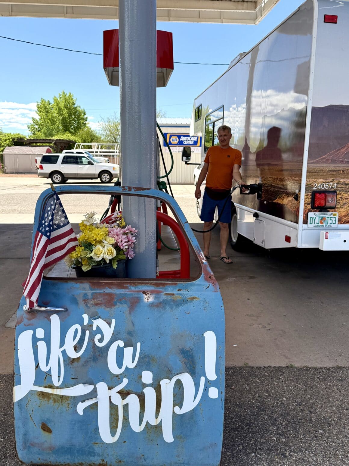 Life’s a trip – dosłownie 🚐 Gdzieś pomiędzy kawą a tankowaniem. Idealne motto dla każdego, kto choć raz zakochał się w drodze.