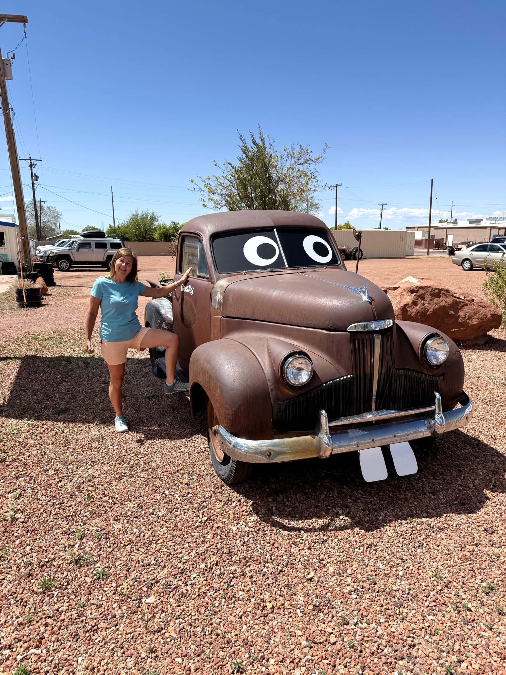 Tow Mater z Radiator Springs 😄 Kto by pomyślał, że spotkamy gwiazdę Pixara na poboczu! Mater wciąż w formie – tylko trochę bardziej zakurzony 🚗💨