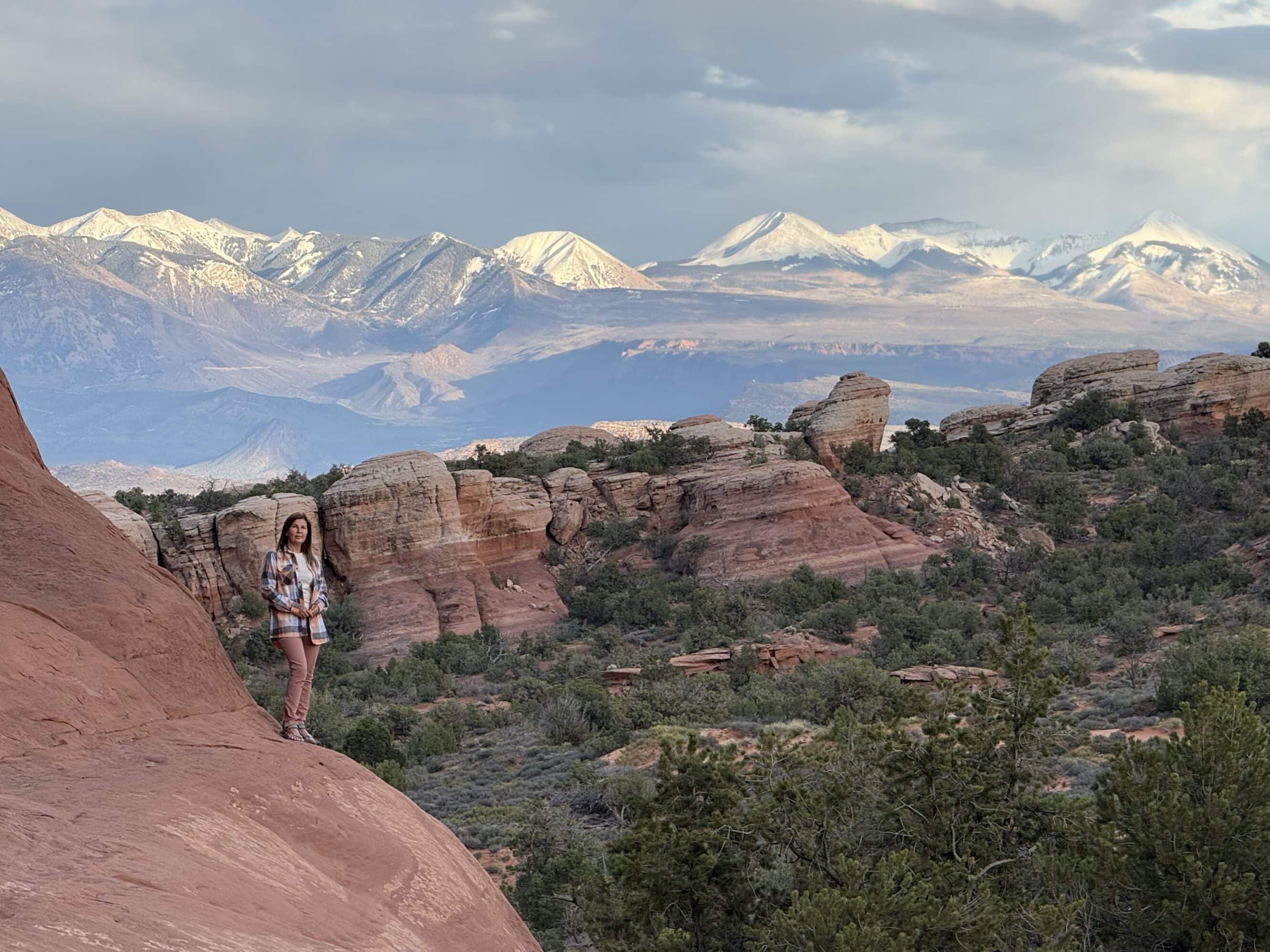 To właśnie Utah – czerwone skały i ośnieżone szczyty La Sal w jednym ujęciu. Kontrast, który zostaje w pamięci na zawsze 🤍