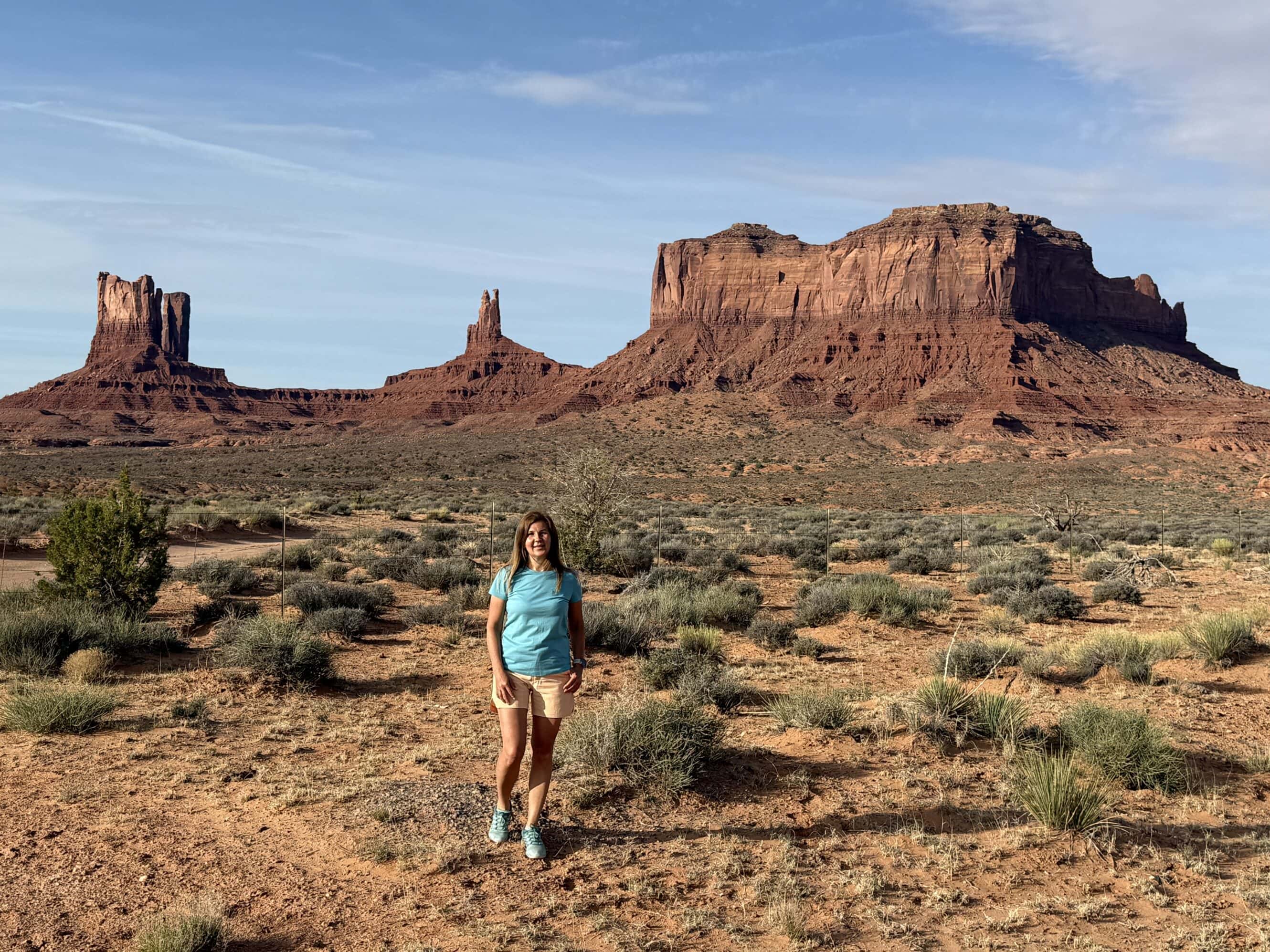 To miejsce wygląda tak, jakby światło miało tu własnego reżysera. Sceneria jak z westernu, tylko zamiast konia – camper zaparkowany kilometr dalej 😎