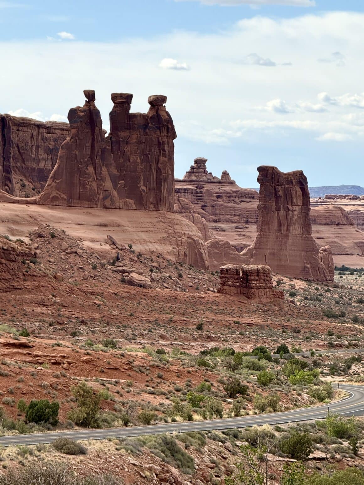 Three Gossips – jedna z najbardziej rozpoznawalnych formacji w Arches. Wyglądają, jakby właśnie obgadywały turystów… i chyba mają rację 😅