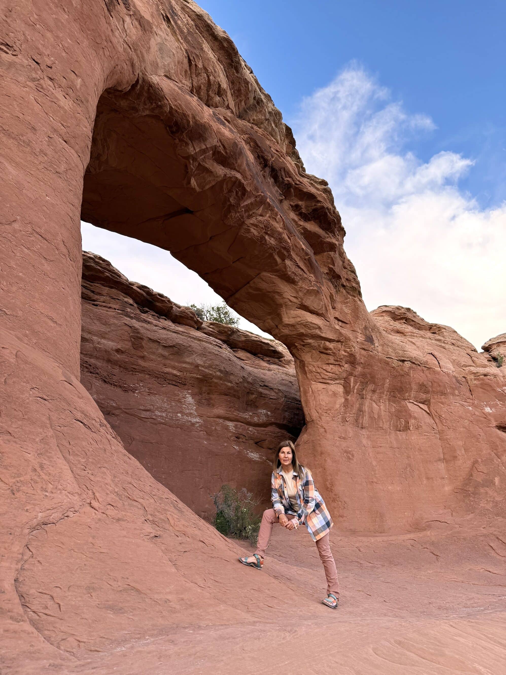 Tapestry Arch – drugi kadr, ta sama magia 🌞 Tapestry Arch od drugiej strony – niby ten sam łuk, ale zupełnie inny klimat. Światło zmienia wszystko – tu skała wygląda jak miękka tkanina utkany z promieni słońca ☀️