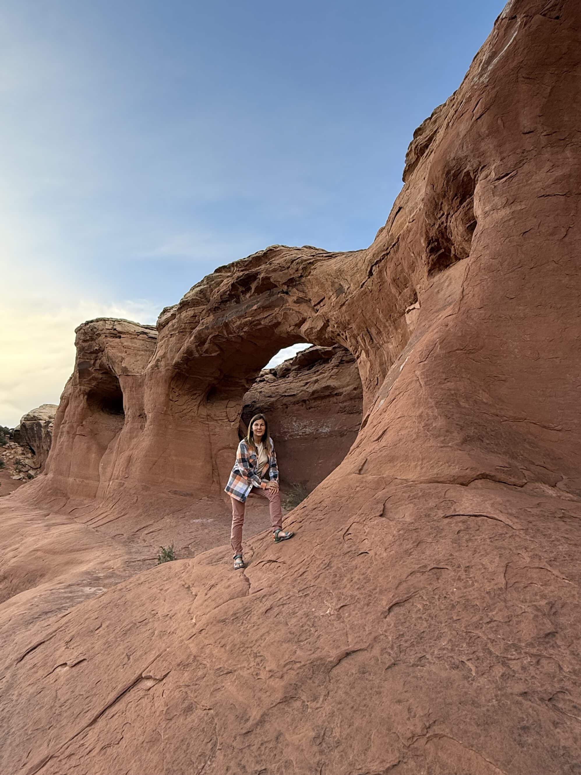 Tapestry Arch – cicha gwiazda Arches 🌟 Tapestry Arch – jakby ktoś wyhaftował ten łuk na tle nieba 🪡✨. Schowany z dala od głównych szlaków, zachwyca ciszą i kolorem skał. Tu nawet echo brzmi jak westchnienie zachwytu 💛