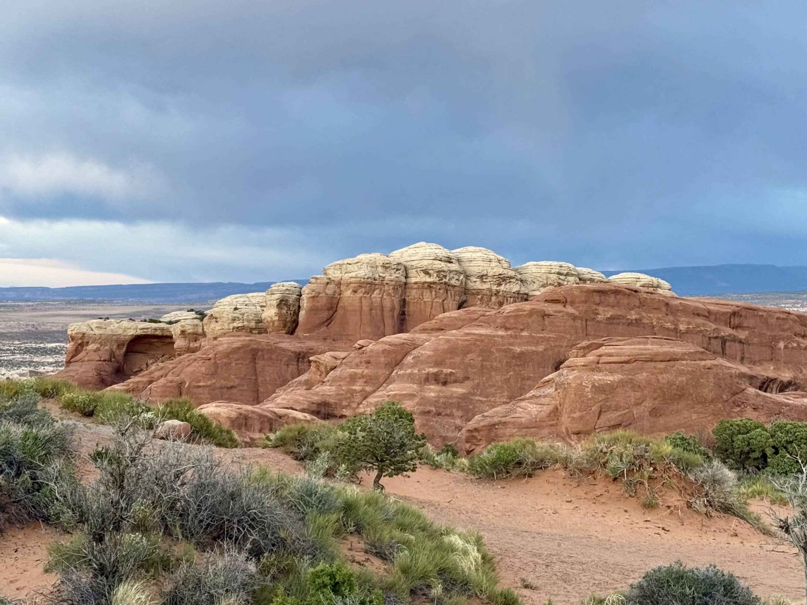 Arches w nastroju „burza nadchodzi” ⛈️ Kiedy niebo zaczyna tańczyć z czerwienią skał – wiesz, że to był idealny moment, by zakończyć dzień w parku
