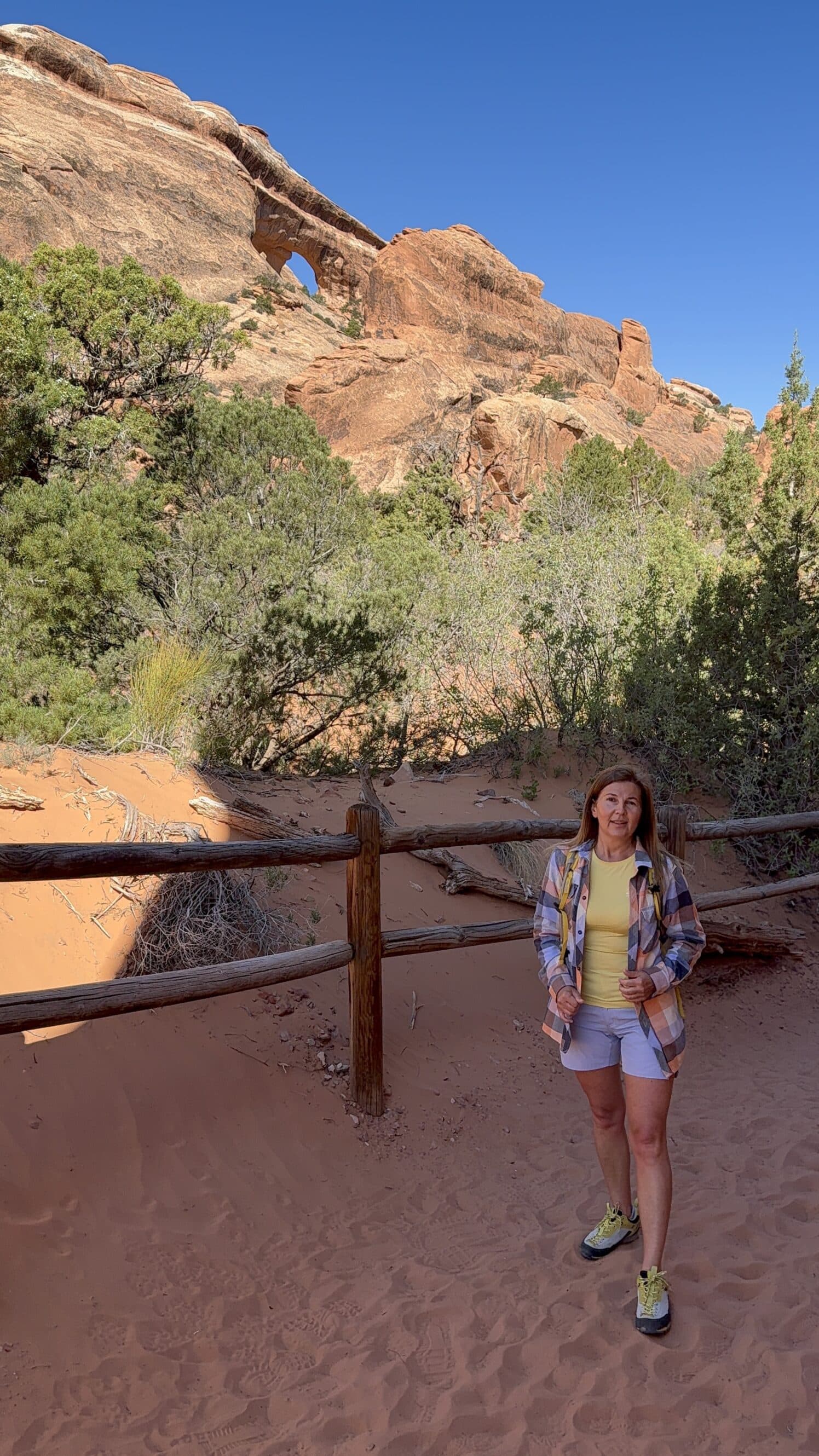 Partition Arch widziany z dołu – dopiero stąd widać jego majestat i jak pięknie wpisuje się w krajobraz Arches 🌄. Na żywo wydaje się nierealny – jakby ktoś wyrzeźbił go specjalnie, żeby zaprosić wędrowców do dalszej przygody ✨