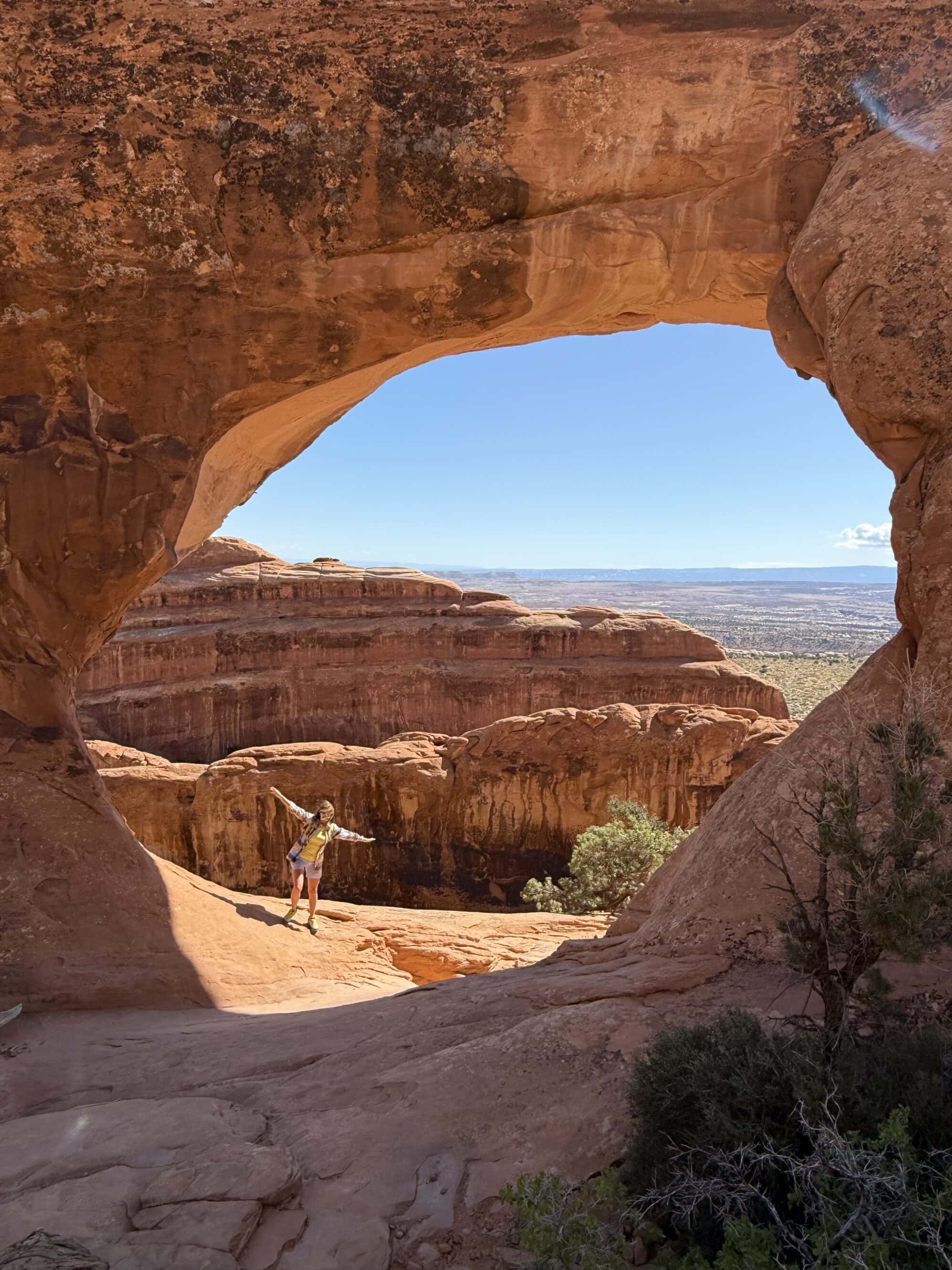 Partition Arch – od środka wygląda jeszcze lepiej 😎 Partition Arch od wewnątrz – to właśnie tu człowiek czuje się jak w kamiennym teatrze natury 🎭. Światło, cienie i cisza sprawiają, że trudno się stąd ruszyć… nawet gdy słońce smaży jak patelnia 🔥