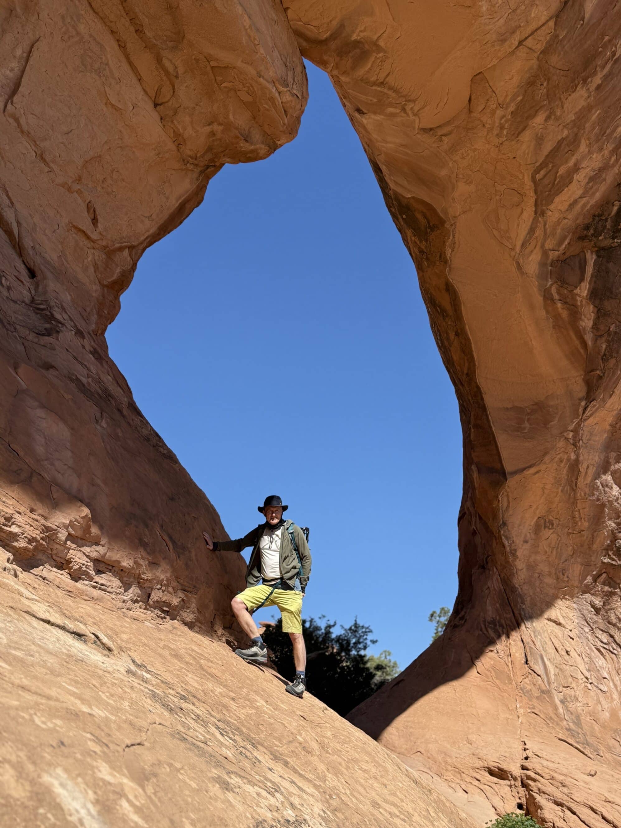 Partition Arch – widok jak z innego świata 🌍 Partition Arch – łuk z widokiem, który wygląda jak z filmu fantasy 🎬. Siedzieliśmy tu chwilę w ciszy, patrząc na dolinę — bo są takie miejsca, gdzie po prostu brak słów 💛