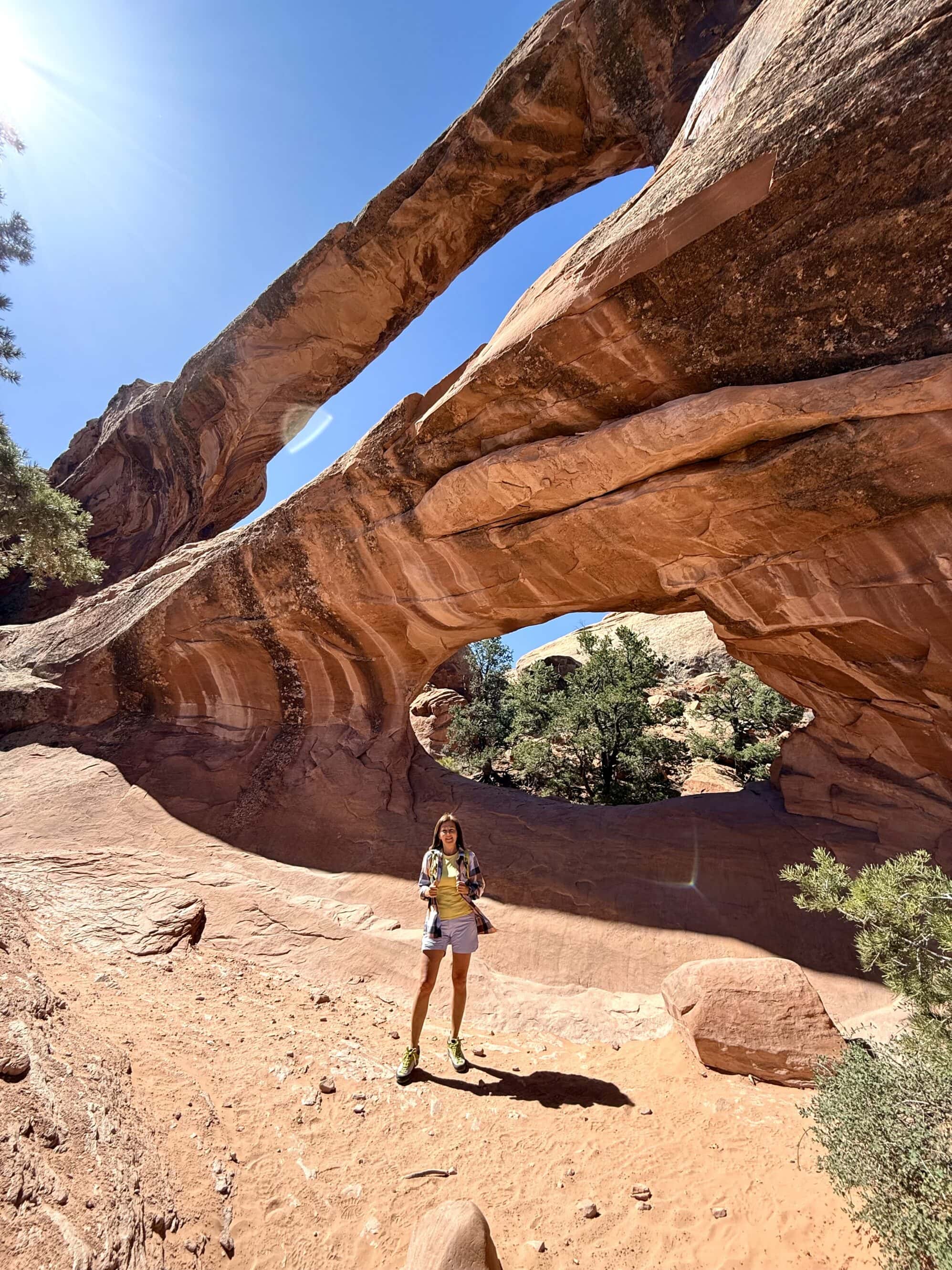 Zero nudy, podwójne wrażenie 😍 Double O Arch to podwójny łuk, pod którym czujesz się jak w katedrze z czerwonego kamienia. Każdy, kto tam wejdzie, wychodzi z 'wow' w oczach 👀