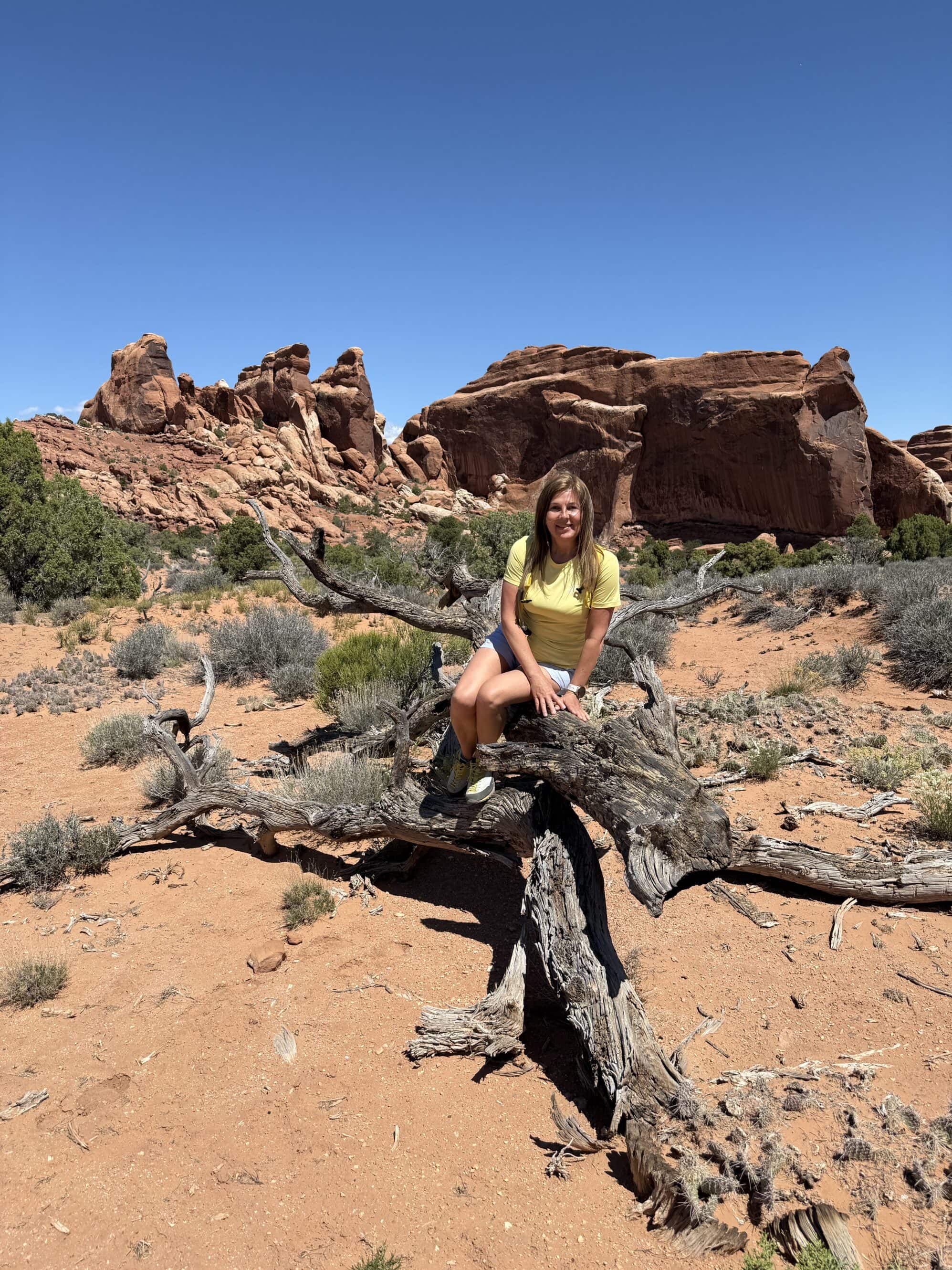 Arches vibes – pustynia, wiatr i totalna wolność 🌞 Czasem trzeba po prostu usiąść, rozejrzeć się i pomyśleć „wow, naprawdę tu jesteśmy”