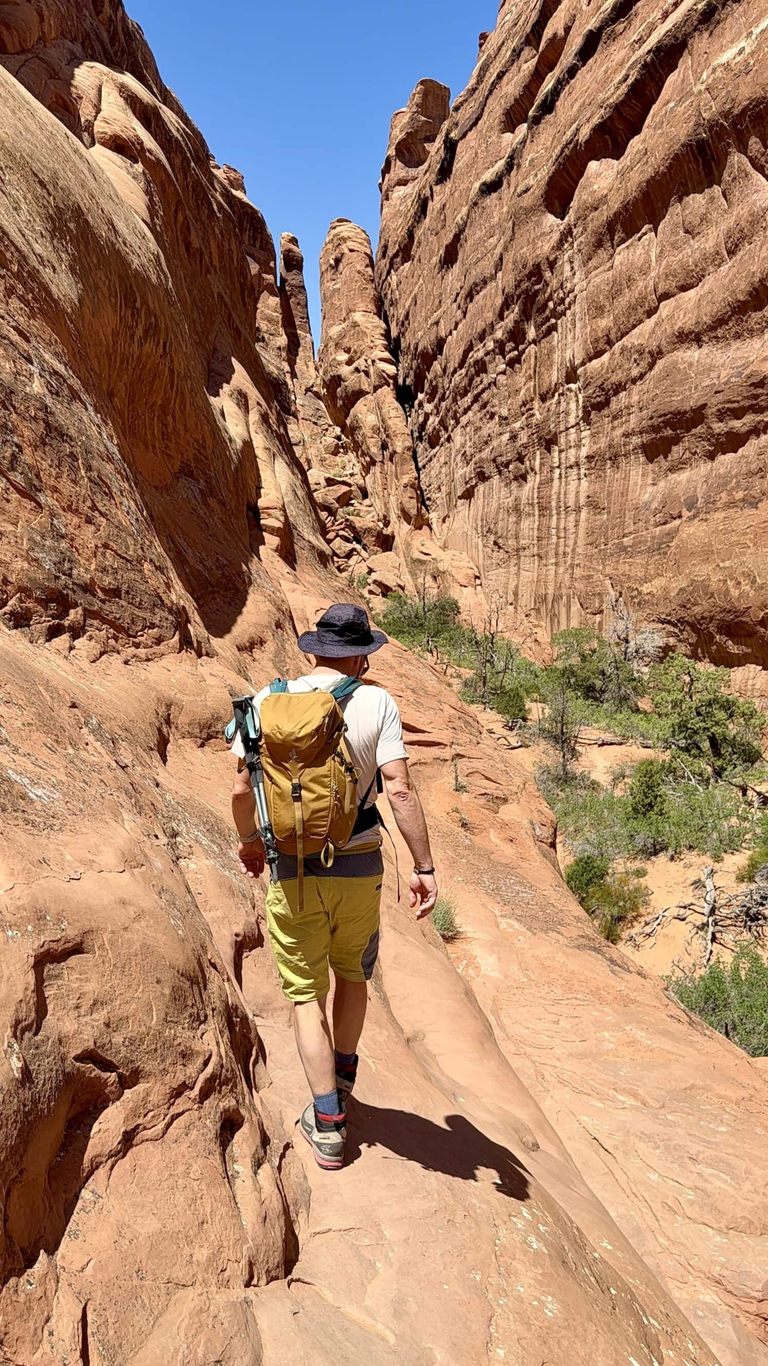 Devils Garden Trailhead – jedno z najpiękniejszych miejsc w całym Arches 🏜. Wąskie przejścia między skałami, cisza przerywana tylko echem kroków i ten moment, gdy czujesz się jak bohater filmu przygodowego 🎒🔥