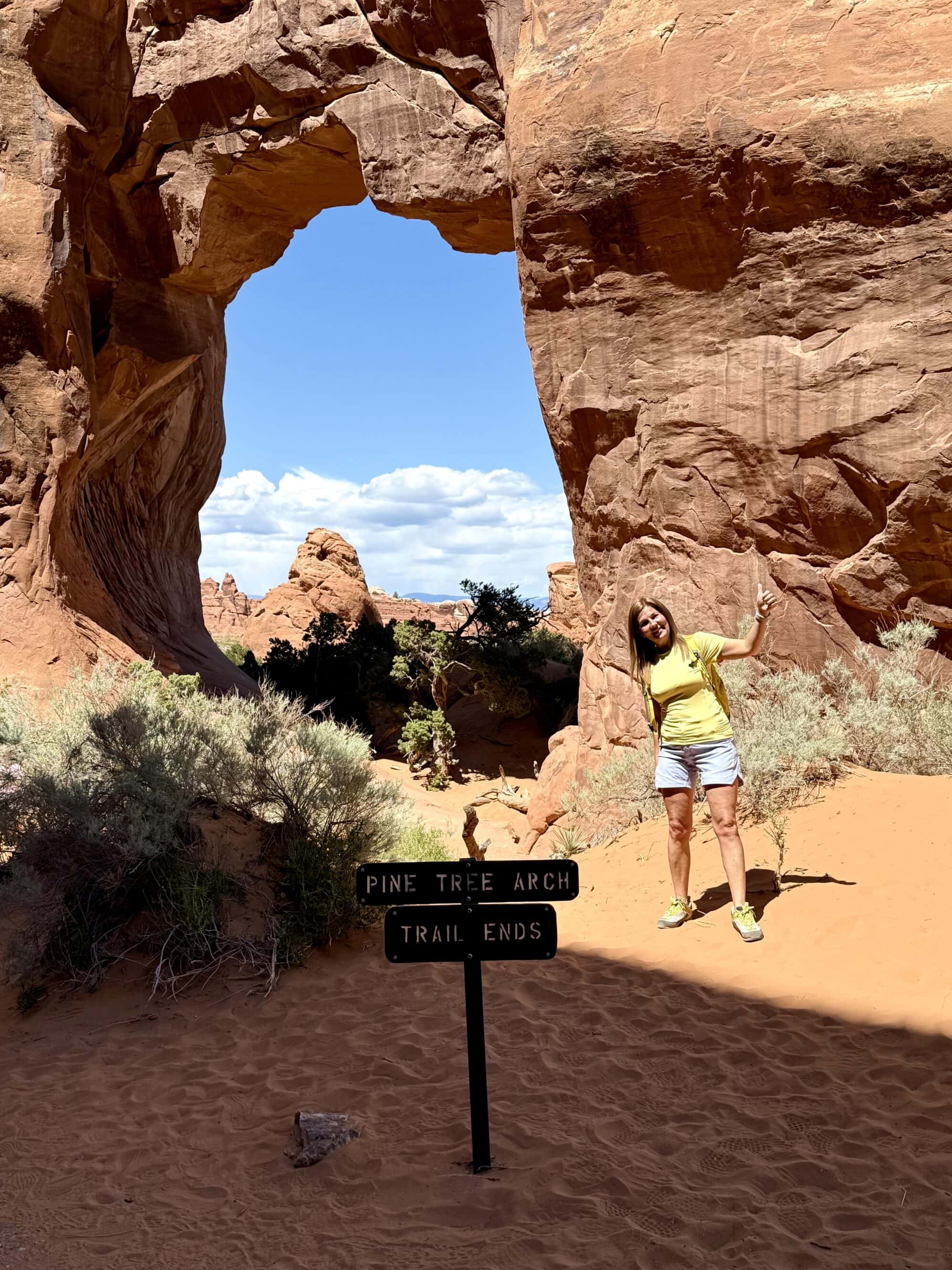 Pine Tree Arch – natura też lubi ramki 🌲 Łuk z widokiem na pustynię i samotne drzewo pośrodku – jak kadr z filmu o dzikim Zachodzie 🎬