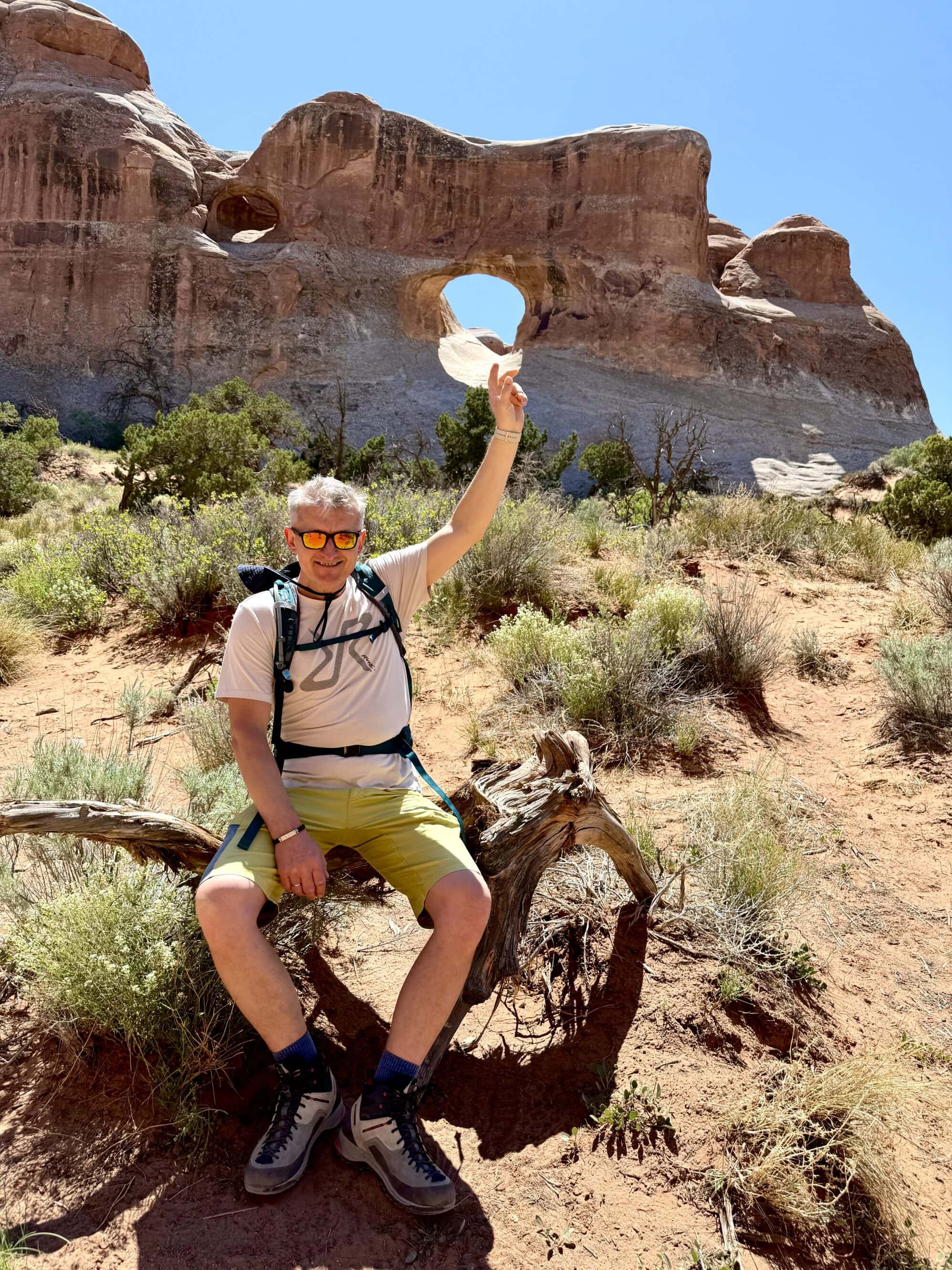 Tunnel Arch – portal do innego wymiaru 😍 Pierwszy łuk na trasie Devils Garden Trail. Mały, niepozorny, ale zapowiada to, co dopiero przed nami. Taki zwiastun wielkiej magii ✨