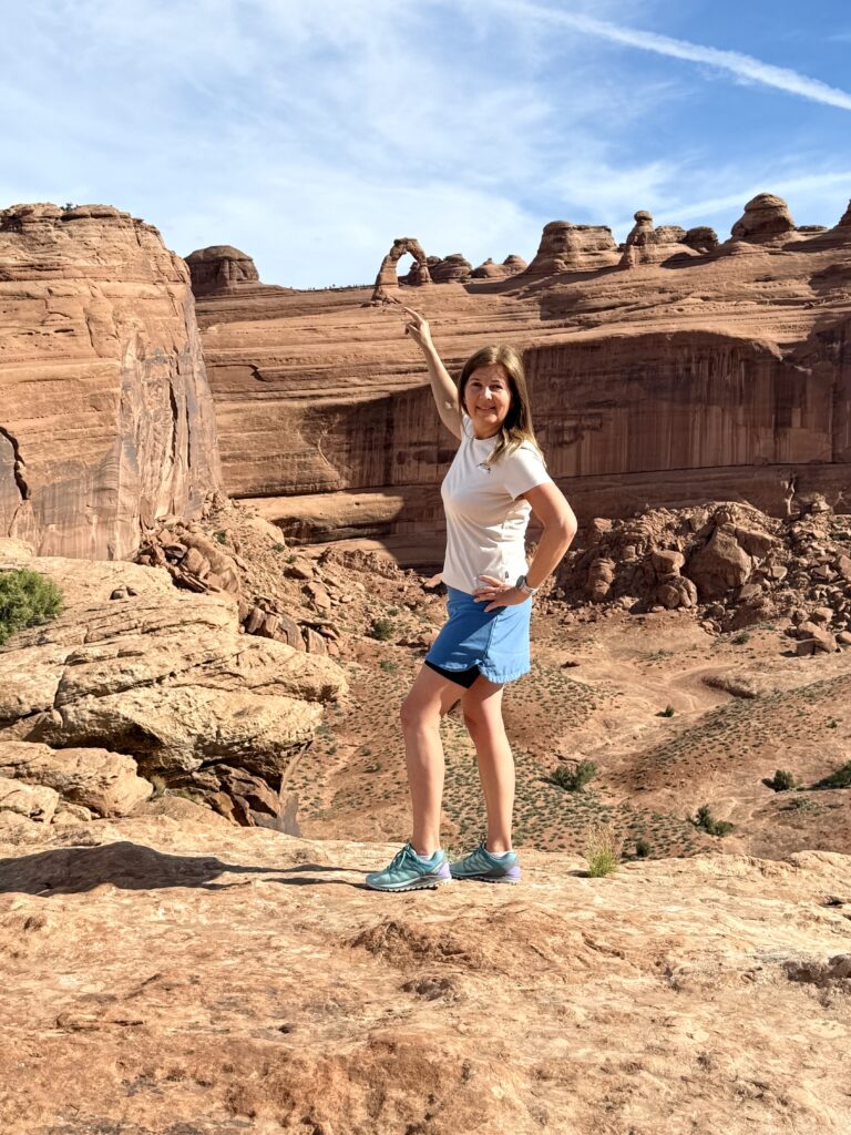 Delicate Arch widziany z punktu widokowego – maleńki z tej odległości, ale serce i tak przyspiesza 💓. To jak zobaczyć na żywo ikonę, którą widziało się tysiąc razy na zdjęciach – i zdać sobie sprawę, że teraz to Ty tam jesteś 🇺🇸✨