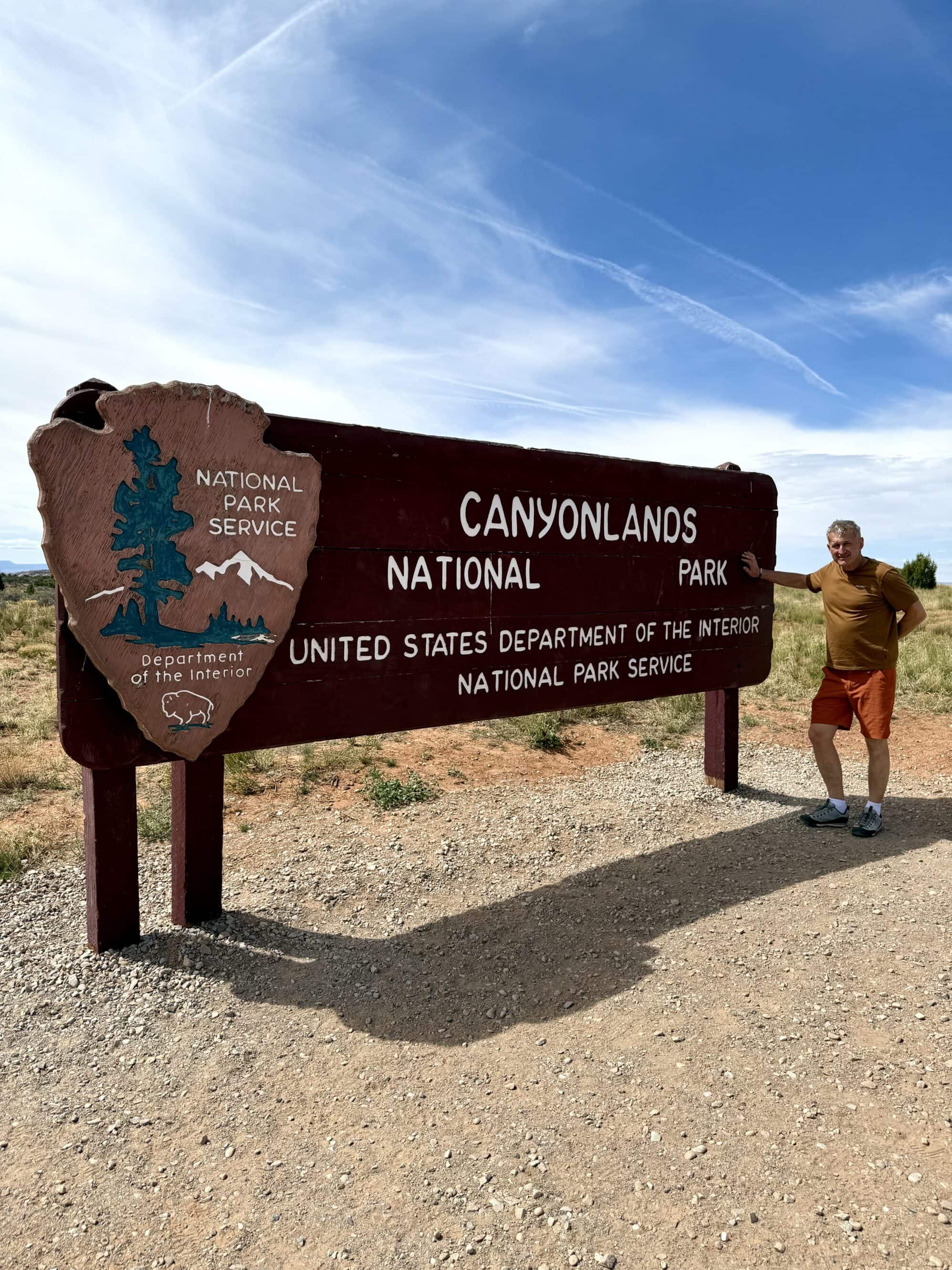 Oficjalnie: dotarliśmy! 💪 Ten moment, kiedy tablica parku to prawie trofeum. Po tylu milach kamperem człowiek ma ochotę ją przytulić. I zrobić z nią 17 zdjęć. Z różnych kątów. Bo przecież jedno to za mało 😅