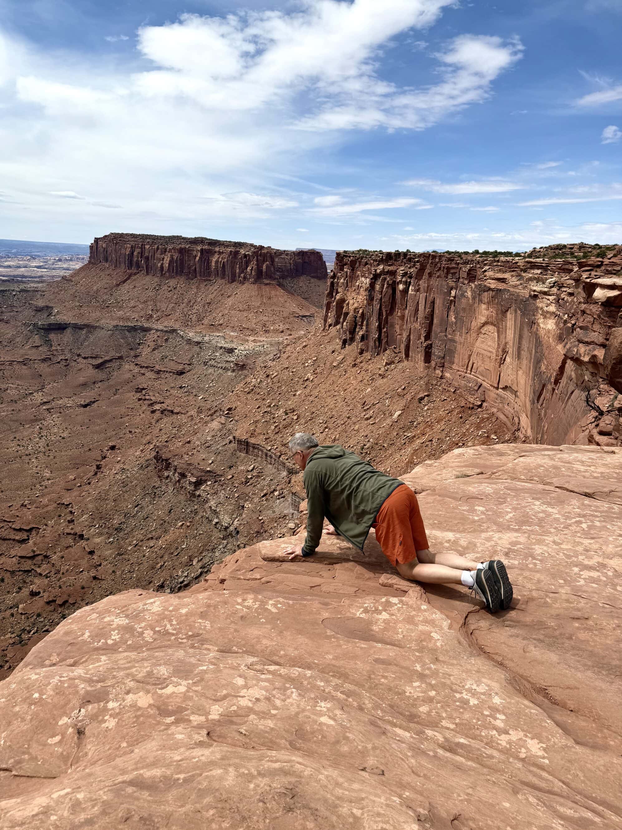 Nie, nie szuka kontaktu do Wi-Fi 😂 Wbrew pozorom – nie dramat, tylko pełne zaangażowanie w kadr. Fotograf podróżnik robi wszystko, żeby złapać idealny ujęcie. Czasem aż za bardzo. Ale hej, przynajmniej mamy dowód odwagi w HD 📸