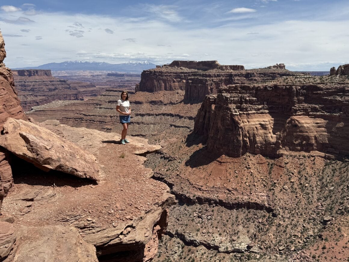 Tu człowiek nagle przestaje mówić „wow”, bo każde kolejne wow brzmi za słabo.
Ziemia wygląda jakby ktoś przeorał ją gigantyczną łyżką, a ja stoję na krawędzi i zastanawiam się, czy to jeszcze planeta, czy już sen w wersji HD 💫