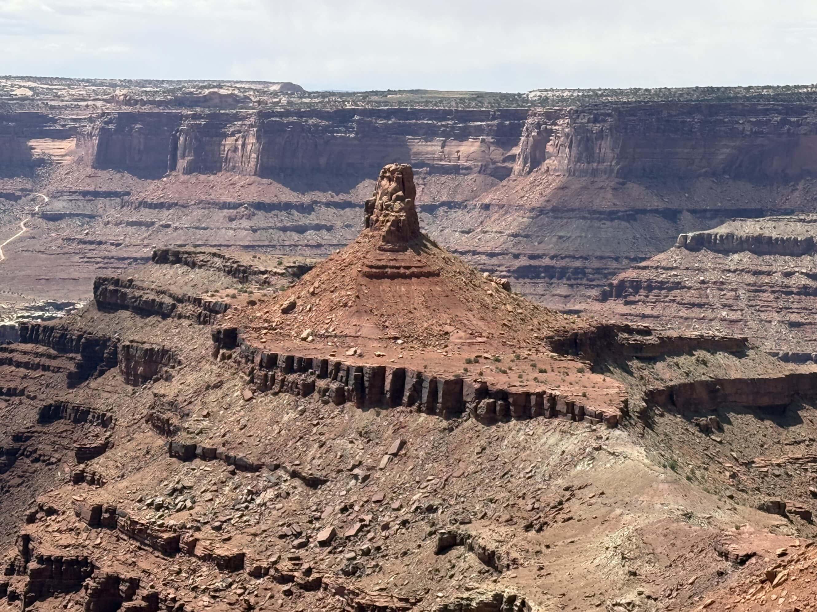Mars dzwoni, chce swój krajobraz z powrotem 😎 Nie Photoshop, nie studio filmowe – to po prostu Utah. Miejsce, które wygląda jak plan zdjęciowy do „Dune”, tylko bez Timaothée Chalameta i z lepszym słońcem ☀️