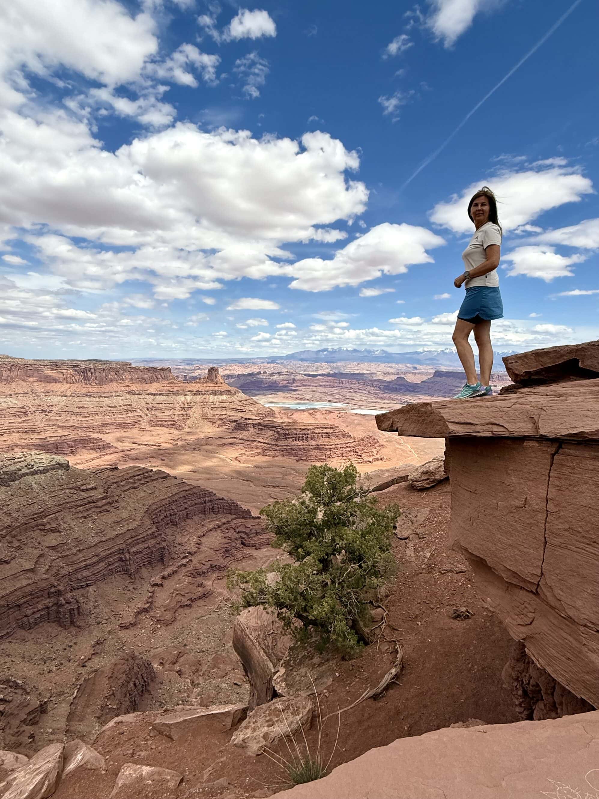 Nie, to nie green screen 😎 Stoisz na klifie, wiatr wieje, a serce bije jak po espresso. Ale to właśnie ten moment, dla którego pokonuje się pół świata – żeby poczuć się maleńką w miejscu, które wygląda jak inna planeta 🚀