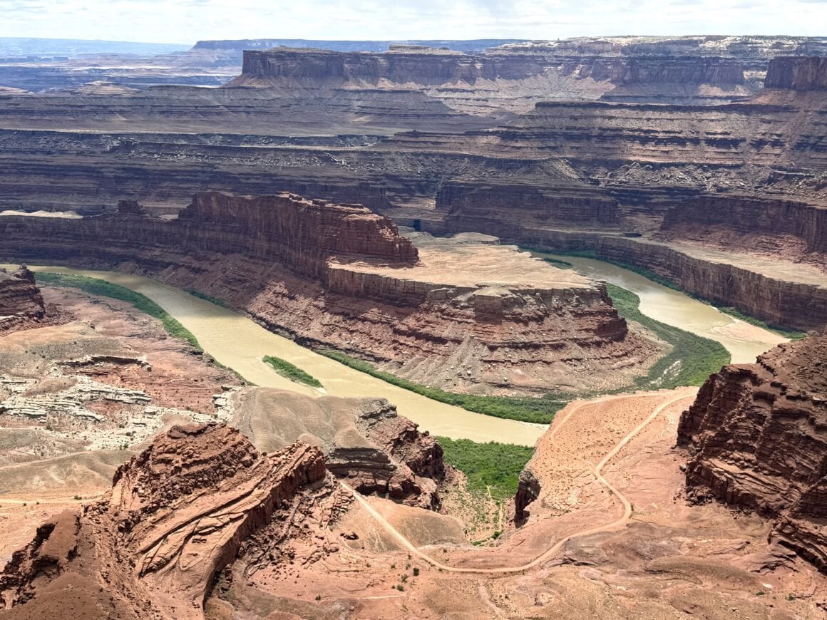 Gdyby Kolorado miało Insta, to byłby jej profilowe 😍 Tysiące zakrętów, setki milionów lat erozji i jedna scena, która udowadnia, że natura zawsze wygrywa z CGI. Kolorado potrafi zrobić wrażenie – i to bez filtra. 💚