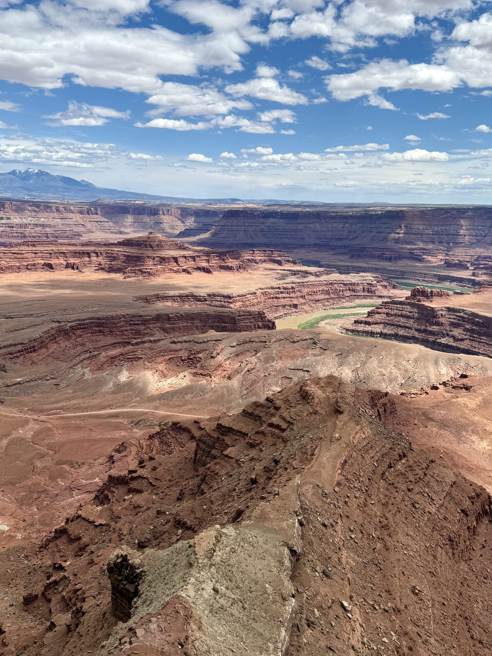 Google Earth, tylko bez Wi-Fi 🌍 Z góry wygląda jak makieta — a to wszystko prawdziwe. Przez miliony lat rzeka Kolorado rzeźbiła ten krajobraz jak artysta z obsesją na punkcie detali. I wyszło jej arcydzieło 🎨