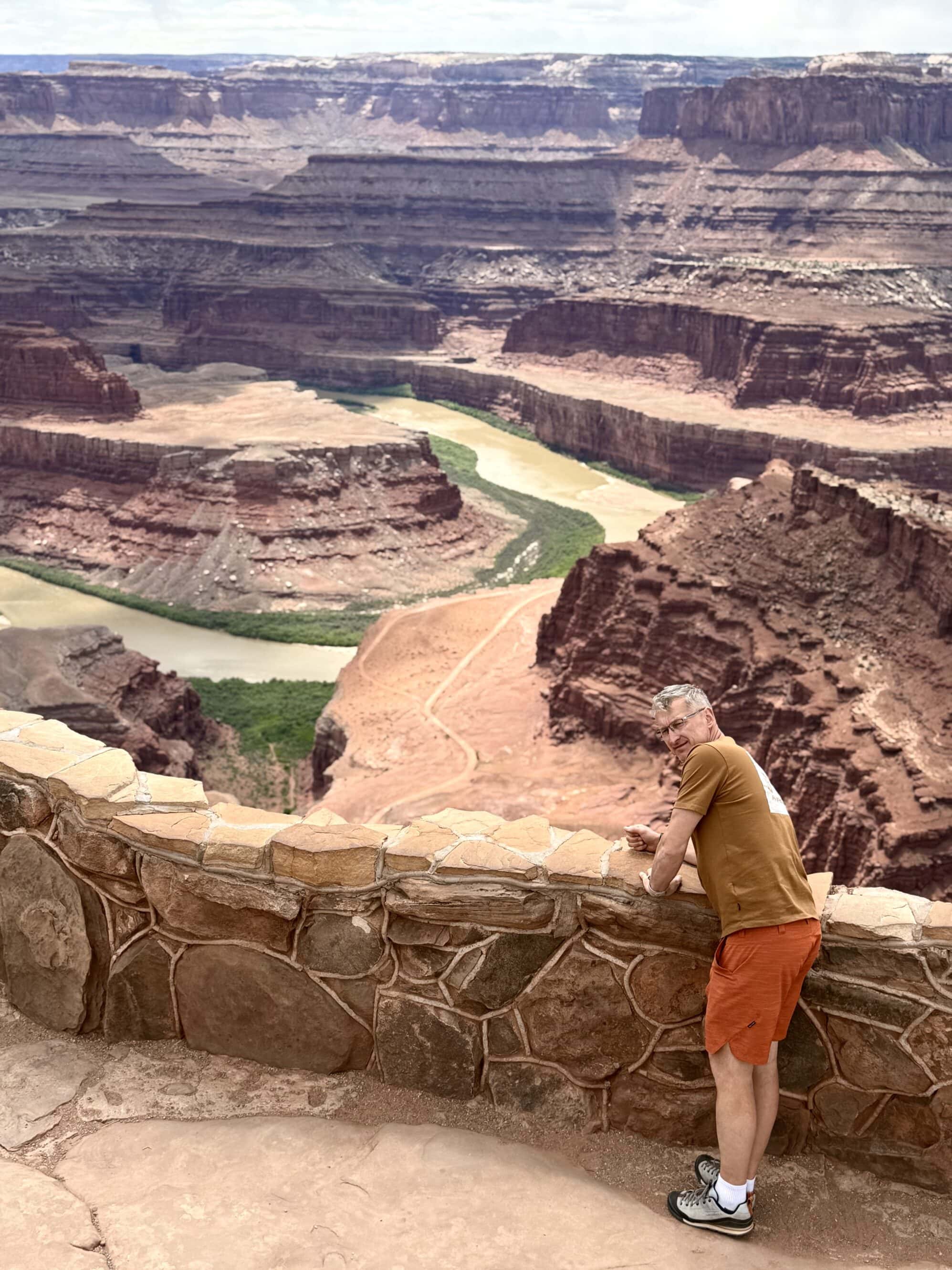 Już kombinuje, jak tam zejść 😅 Typowy scenariusz: ja chłonę widok, on analizuje, którędy można by zejść. Na szczęście zwykle kończy się na planowaniu... choć nigdy nie mam stuprocentowej pewności 😅