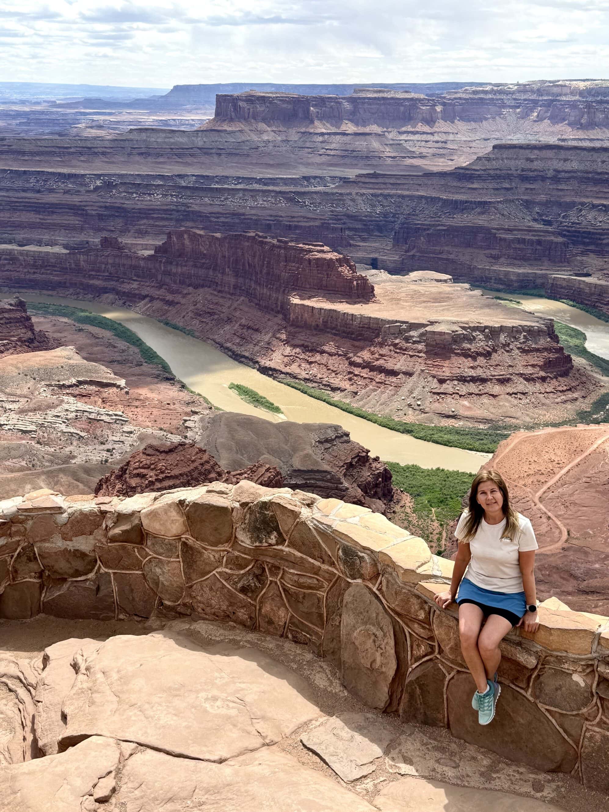 Balkon z widokiem, co zwala z nóg 😍 Niby tylko punkt widokowy, ale człowiek siedzi i zastanawia się, czy to jeszcze Ziemia, czy już film science-fiction.