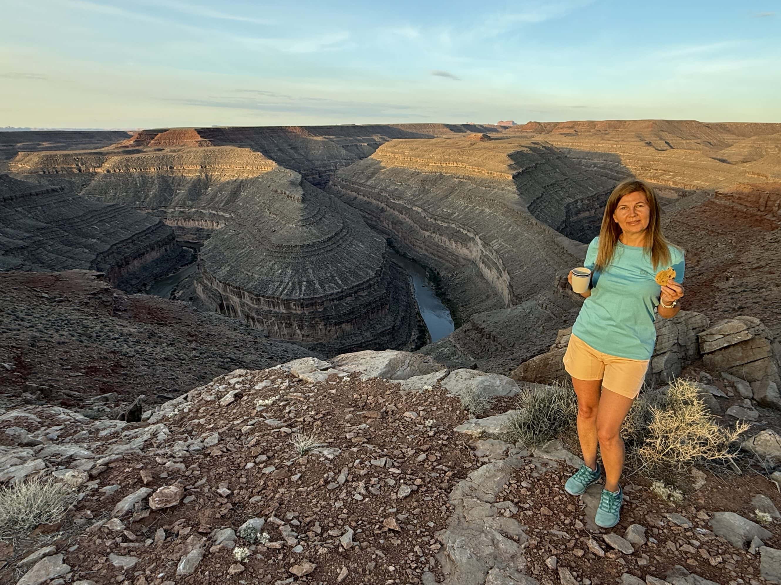 Kawa z widokiem nie do powtórzenia ☀️ Wieczorem zaparkowaliśmy „na czuja”, a rano… świat eksplodował kolorami. Ponoć najlepsze biura mają „widok na rzekę”. My też — tylko 300 metrów niżej i bez klimatyzacji 😎