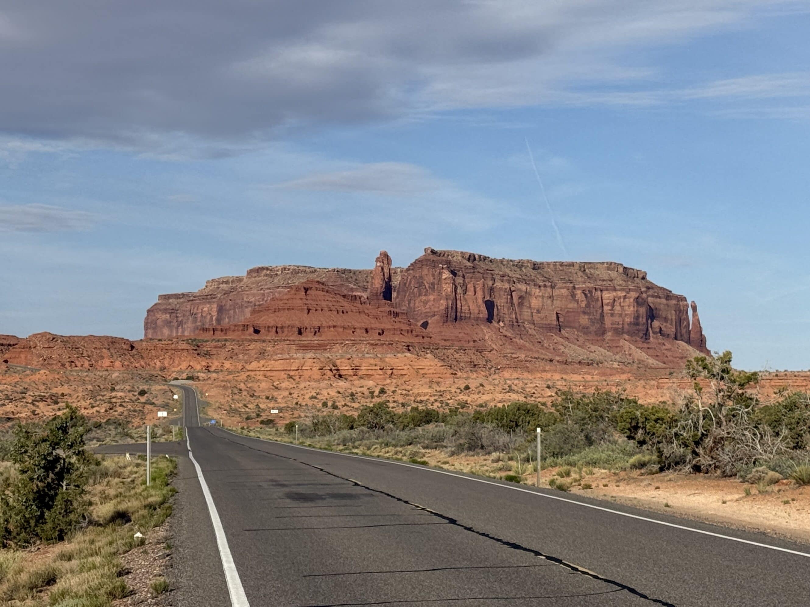 Highway to chill 🌵 Kiedy droga ciągnie się po horyzont, a ty wiesz, że każda mila to kolejna historia.