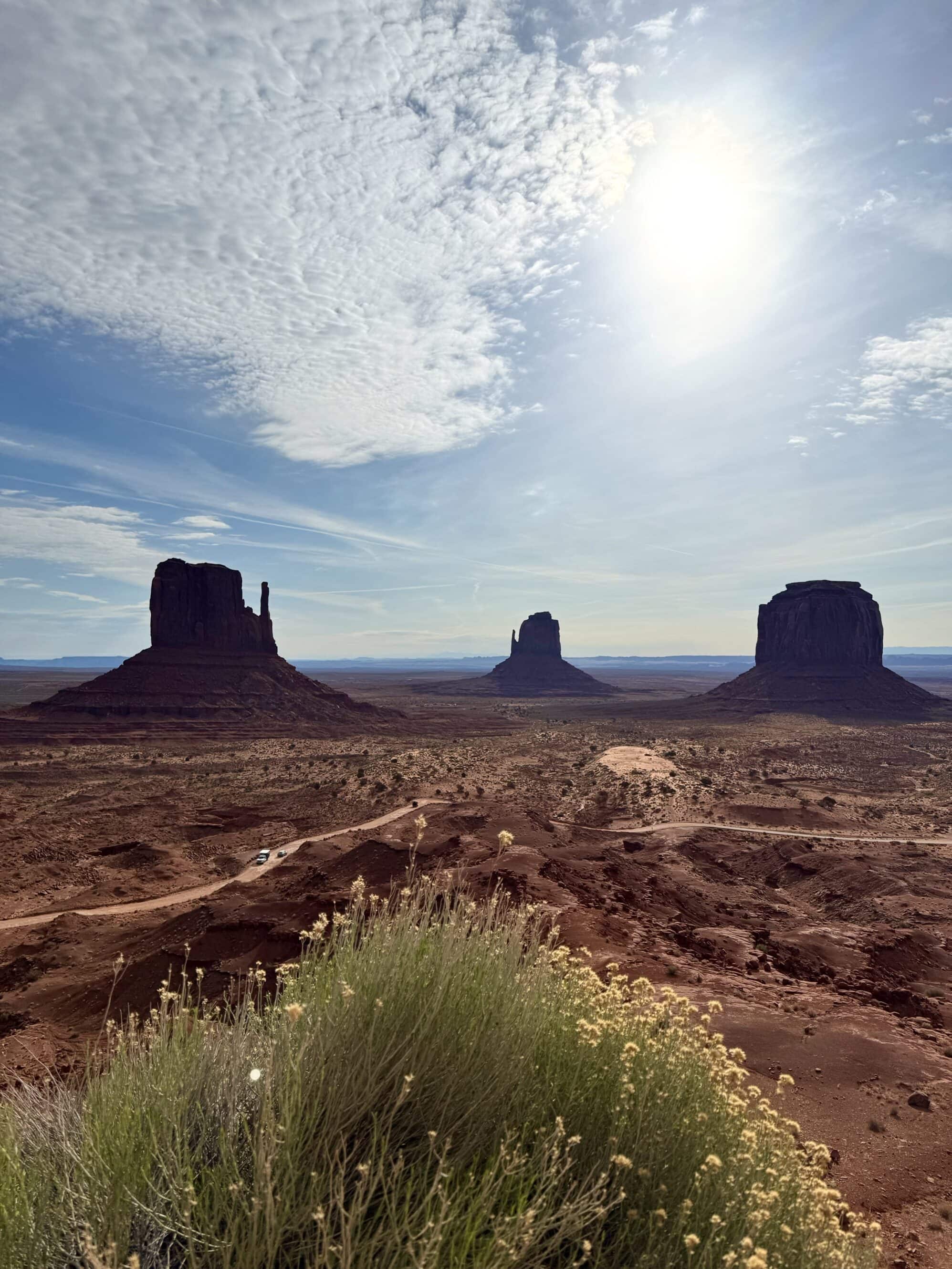 Kadr z filmu? Nie, z życia 🎬 To ten widok, który znasz z miliona filmów. I nagle jesteś w nim. Czas zwalnia, wiatr gra w tle, a słońce robi swoje własne efekty specjalne.