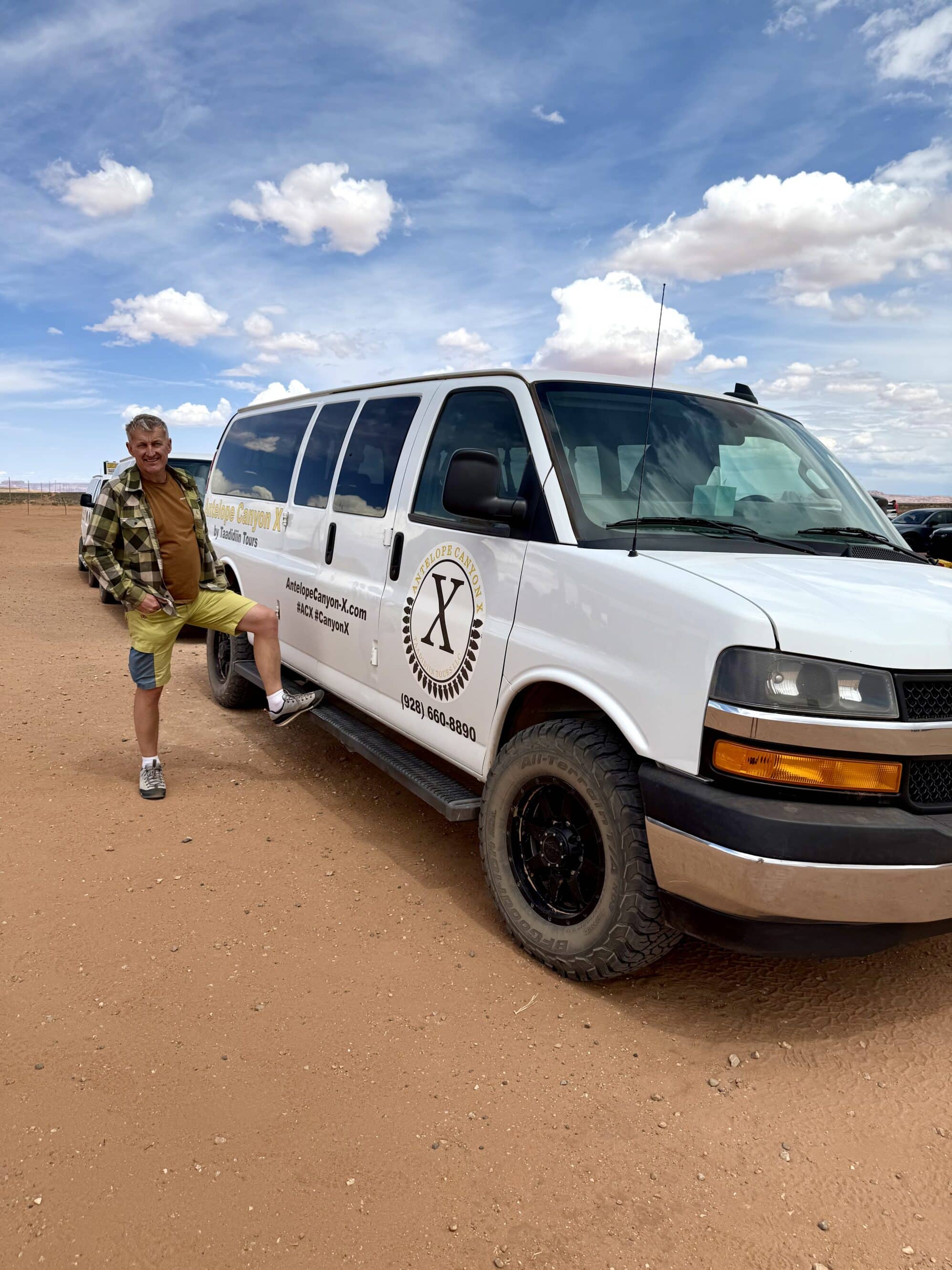 Pustynny Uber czeka 🚐☀️ Do Antelope X można wjechać tylko z lokalnym przewodnikiem — teren należy do Navajo Nation, a droga do kanionu to miękki piach, w którym zwykłe auto utknęłoby po 200 metrach.