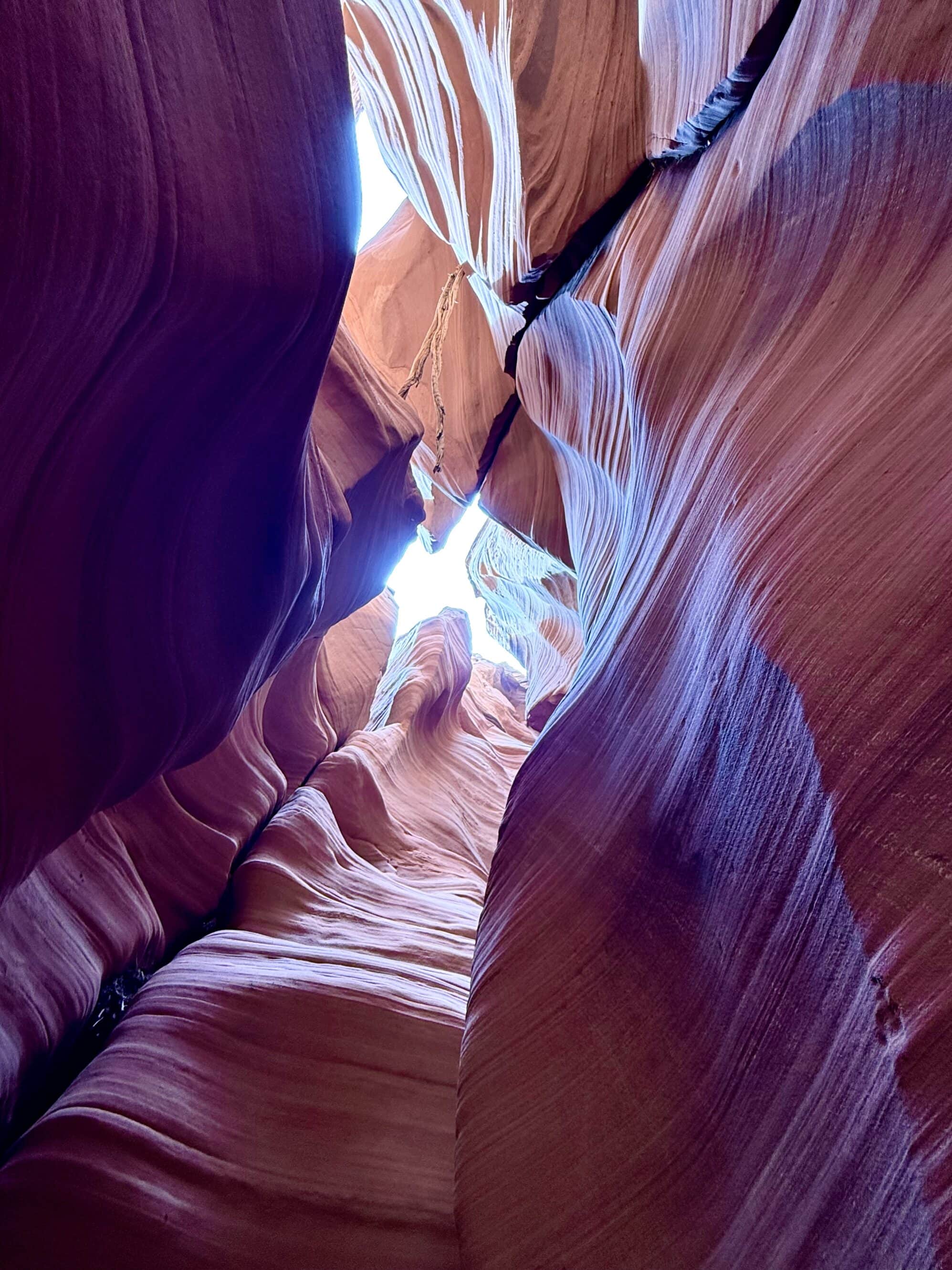 Niebo przez filtr Navajo 💜 W języku Navajo słowo Tsé bighánílíní oznacza „miejsce, gdzie woda płynie przez skały”. Dla nich to przestrzeń duchowa — gdzie ziemia, woda i światło rozmawiają ze sobą.