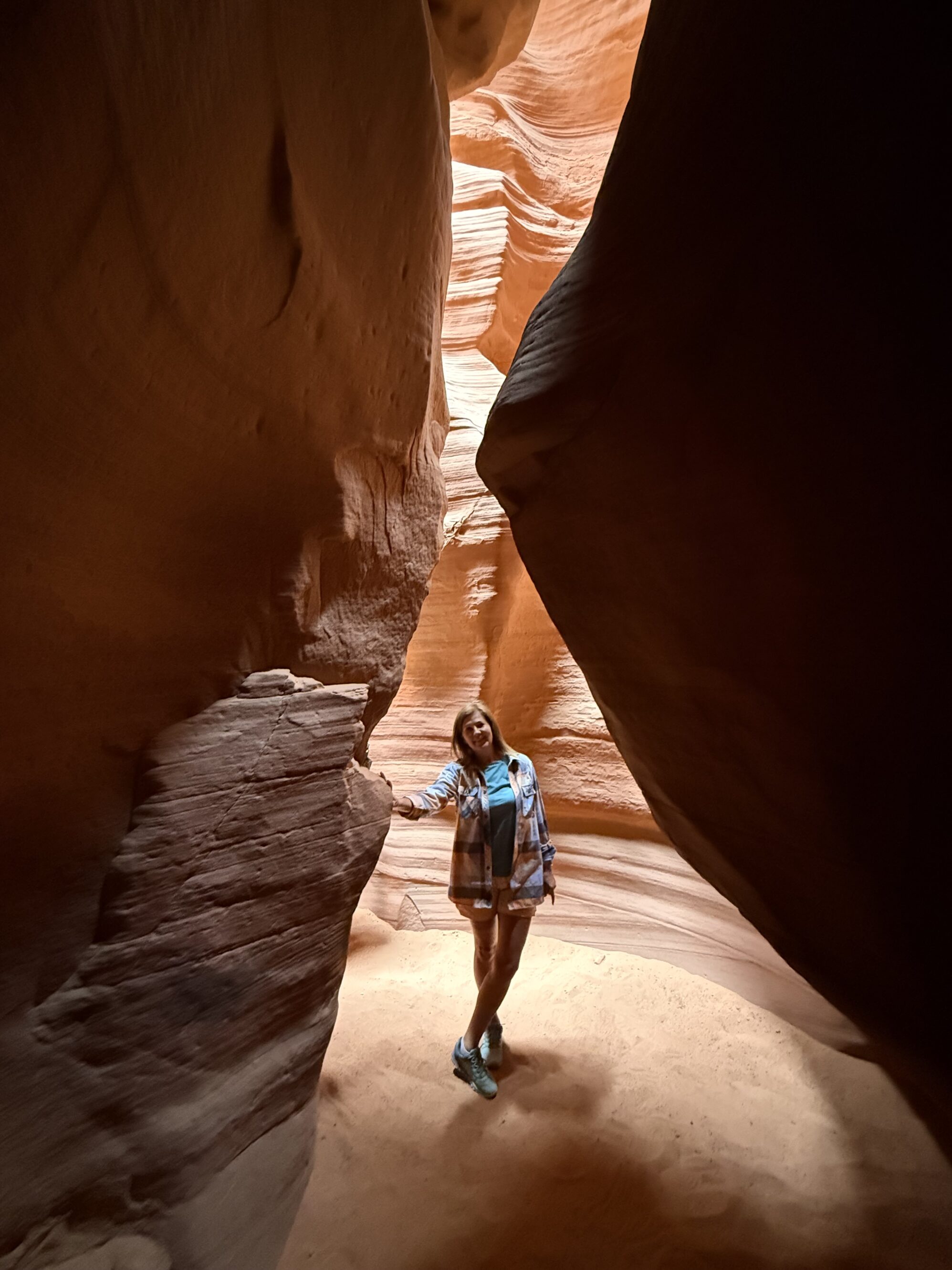A za tym zakrętem… znowu magia ✨ Wyjście z kanionu zawsze zaskakuje — po kilku godzinach w półmroku pustynne słońce oślepia, a człowiek ma wrażenie, że wraca z innego świata.