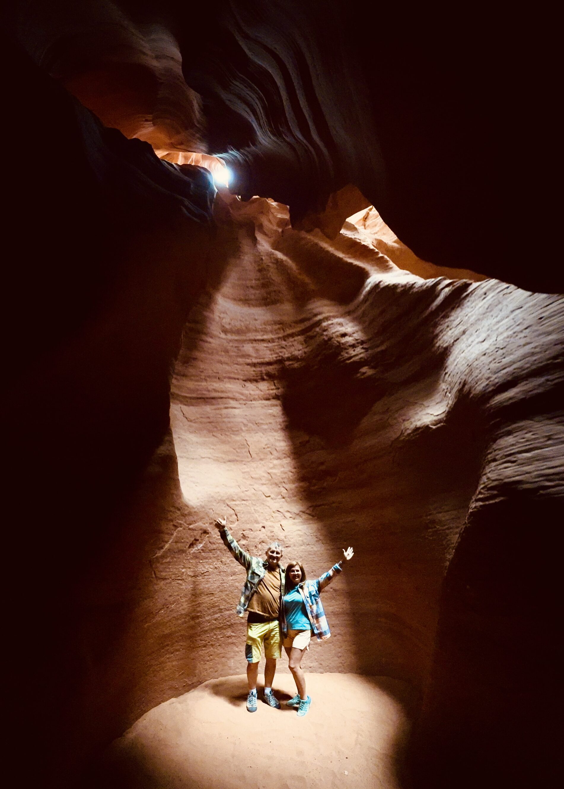 Kadr życia 💫 W Antelope X nie da się zrobić złego zdjęcia — naprawdę. Światło odbija się od piasku tak miękko, że nawet bez filtra wygląda jak okładka National Geographic.