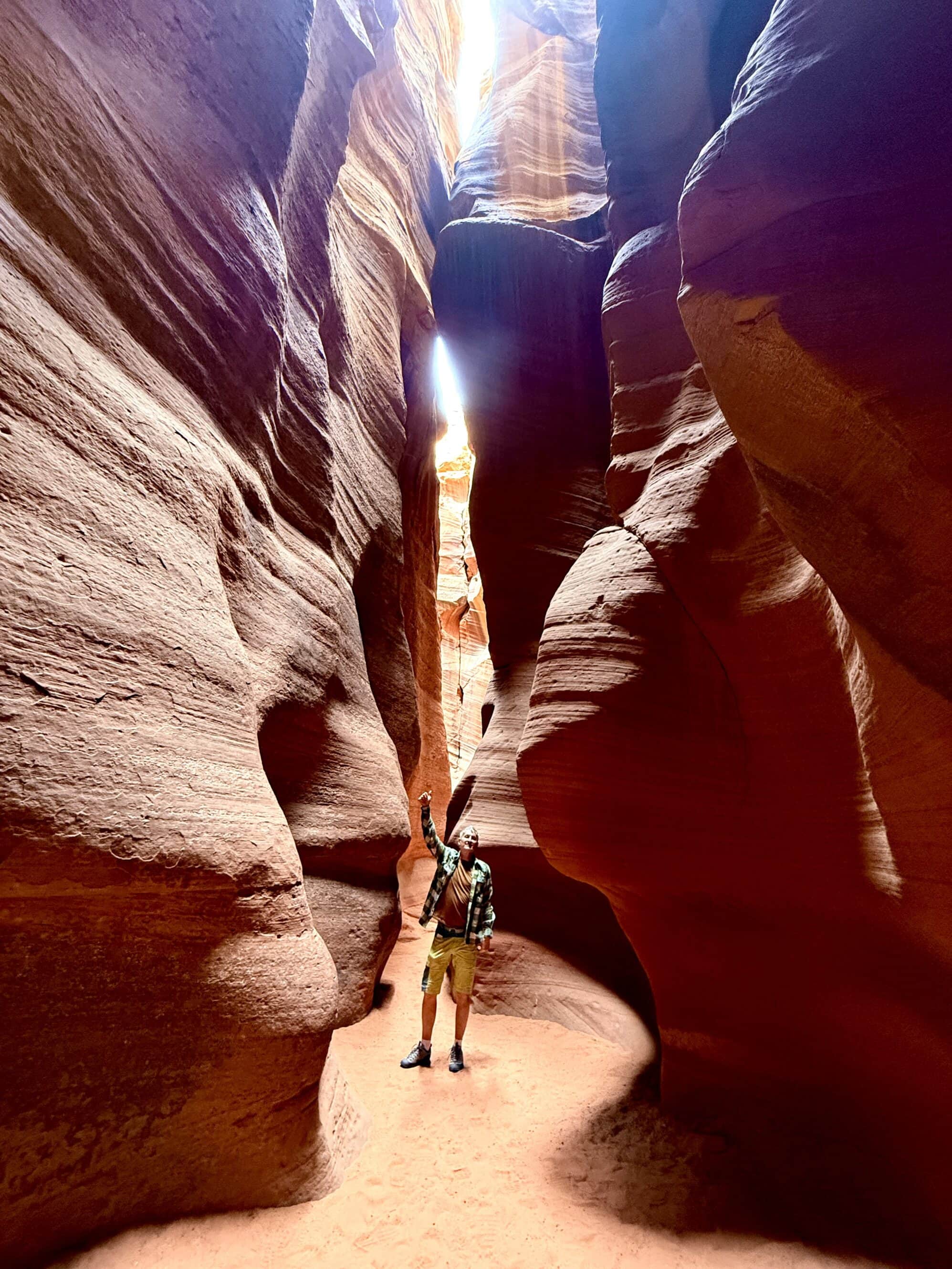 Niektóre fragmenty kanionu są tak wąskie, że promienie słońca trafiają tylko przez kilka minut dziennie. Przewodnicy wiedzą dokładnie, o której to się dzieje — i prowadzą grupy jak po tajnym zegarze natury.