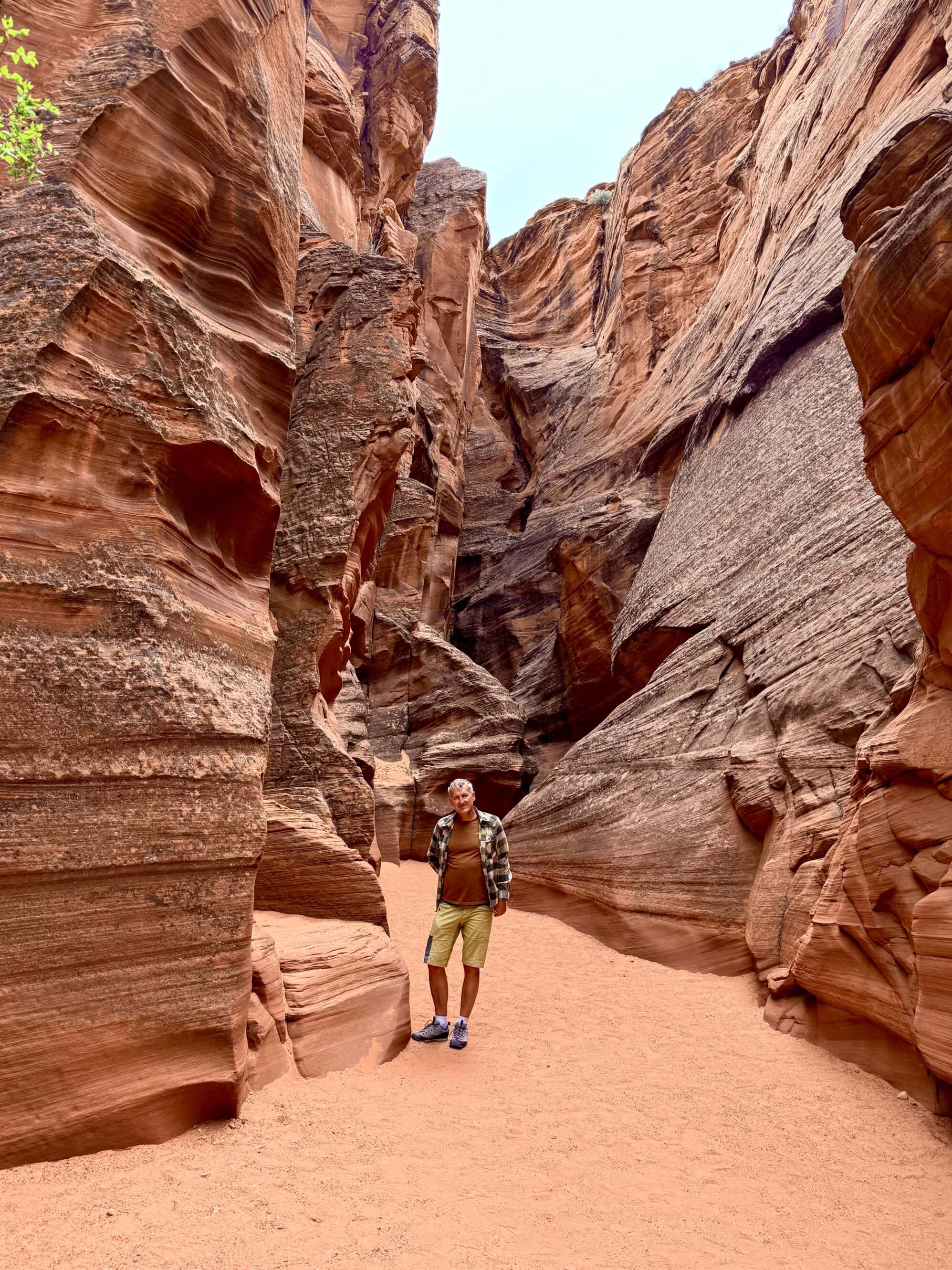 Test elastyczności — poziom pustynia 😜 Niektóre przejścia mają zaledwie kilkadziesiąt centymetrów szerokości. Przewodnicy często żartują, że jeśli się tu zmieścisz – znaczy, że pustynia cię zaakceptowała.