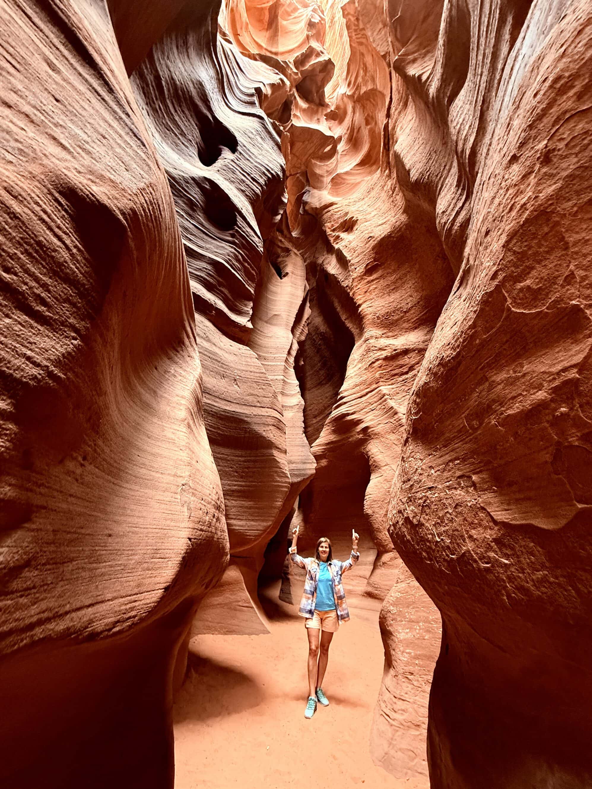 Najbardziej magiczne są godziny między 11:00 a 13:00, kiedy słońce wpada pionowo w szczeliny i tworzy świetlne kolumny. To właśnie te chwile rozsławiły Antelope na cały świat.