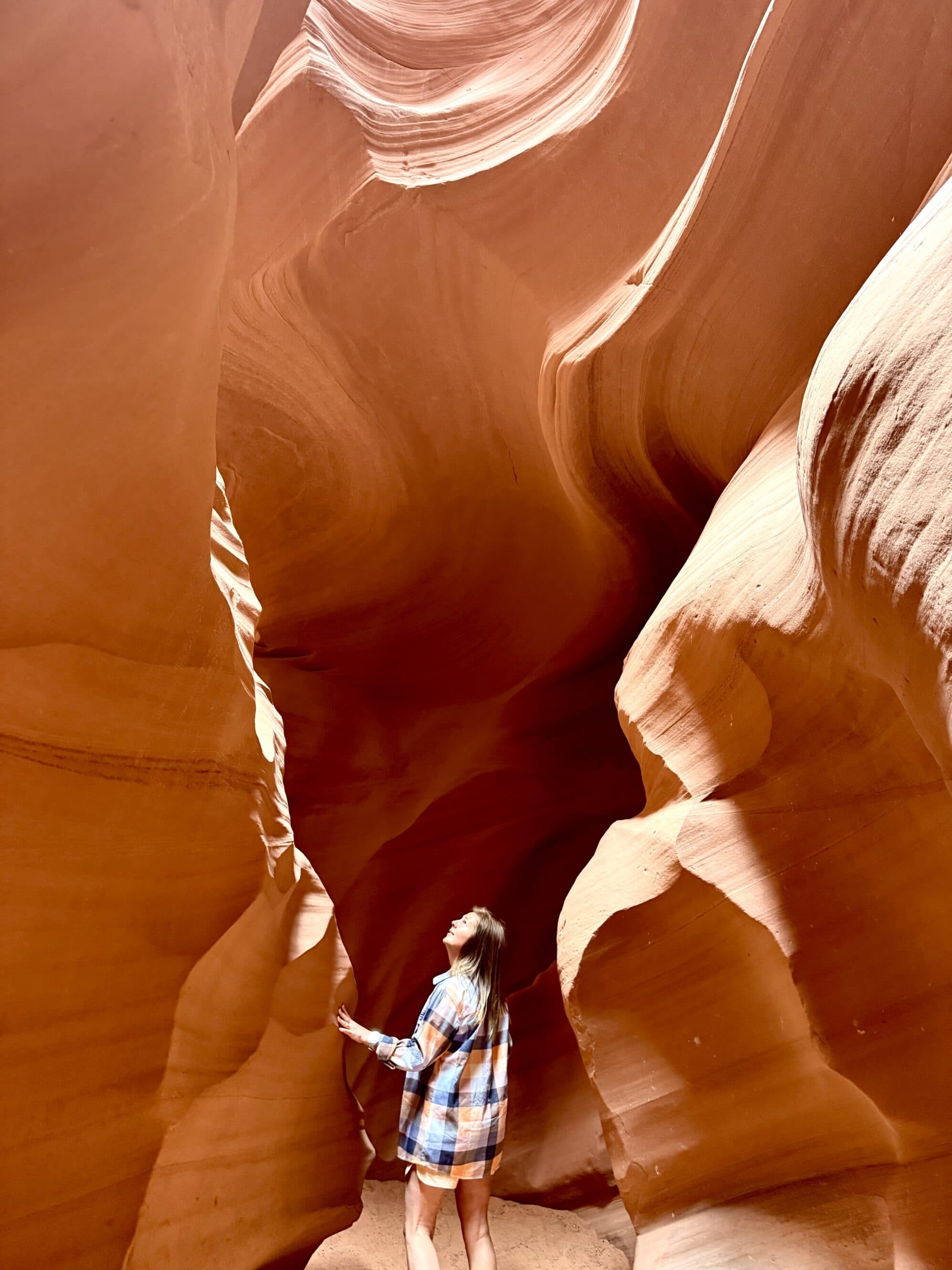 Zgubiłam zasięg, ale znalazłam kosmos 📵✨ Ściany kanionu mają nawet 30 metrów wysokości i tworzą się przez błyskawiczne powodzie, które potrafią w kilka minut zalać cały wąwóz.