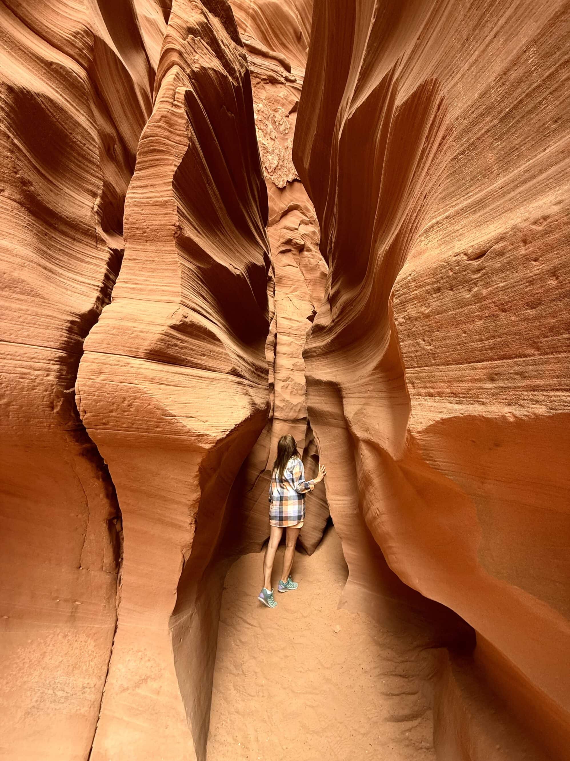Tu nawet cień wychodzi fotogenicznie 📸 Przewodnicy z plemienia Navajo znają każdy zakręt kanionu — prowadzą grupy z humorem i spokojem, który działa jak lek na tempo świata.