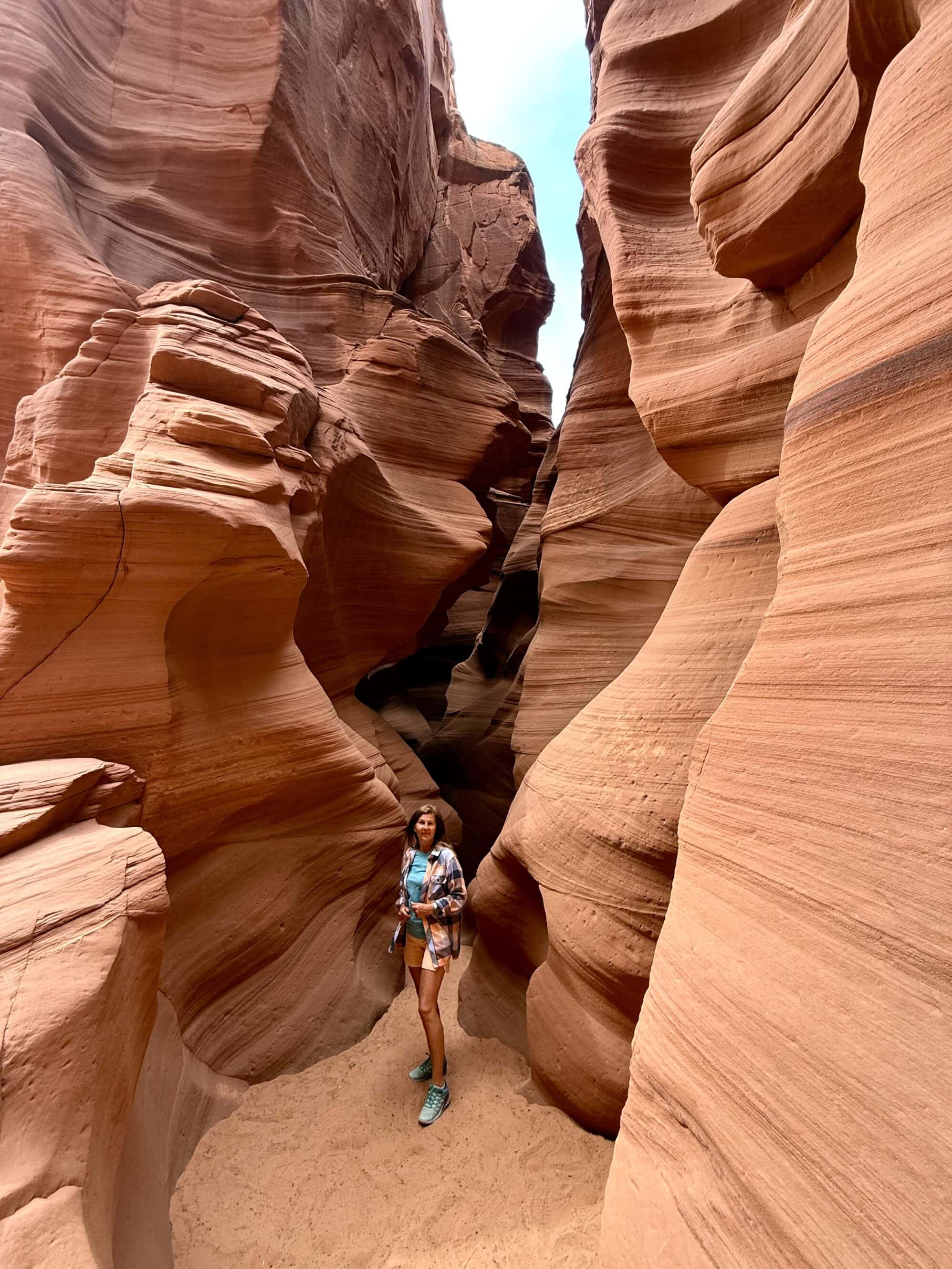 Wchodzę w światło, trzymajcie za cień 😎 Antelope X to młodszy, mniej znany brat Upper i Lower Antelope Canyon. Mniej turystów, więcej ciszy — i światło, które wygląda jak żywe stworzenie.