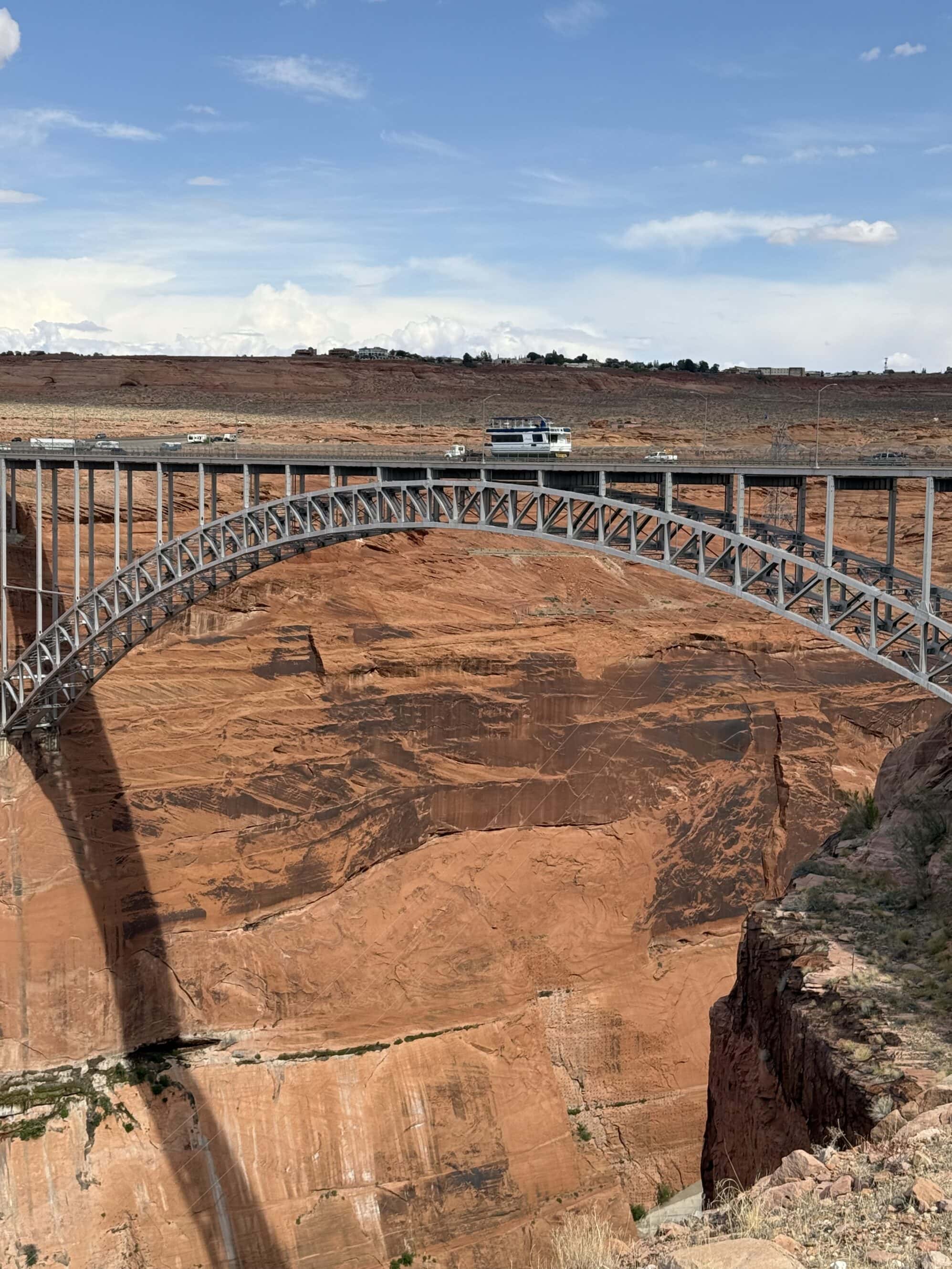 Gdyby mosty miały ego, ten byłby królem 😏 Glen Canyon Bridge to jeden z najwyższych stalowych mostów łukowych na świecie – 210 metrów nad dnem kanionu! Kiedy powstał w 1959 roku, był rekordzistą wysokości w USA. I do dziś robi wrażenie, szczególnie o zachodzie słońca. 🌇