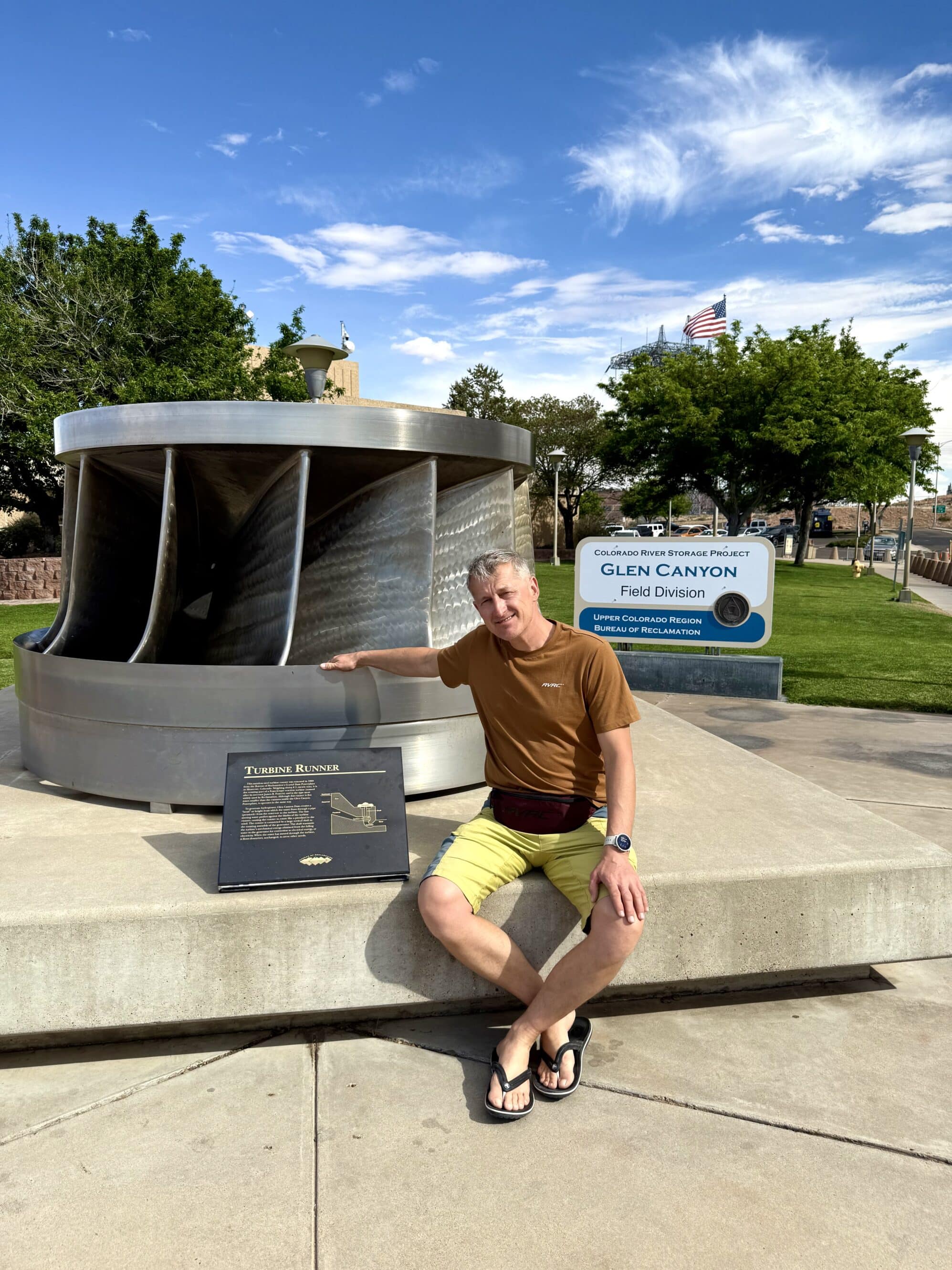 Udaje geologa, a my wiemy, że po prostu lubi tablice 😎 To właśnie tutaj zaczyna się obszar Glen Canyon National Recreation Area, który rozciąga się aż na dwa stany – Utah i Arizonę. Ponad 4000 km linii brzegowej, czerwone klify, błękitna woda i zero nudy.