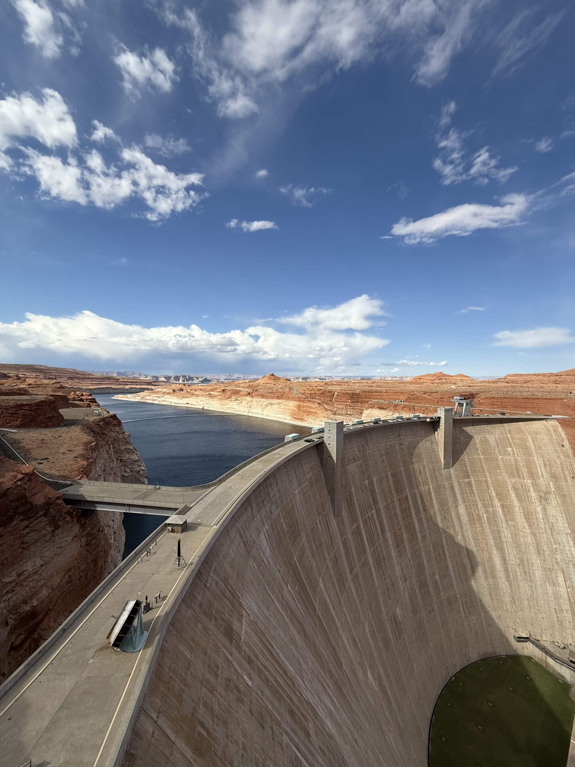 Moment ciszy dla tych, co budowali to w 40°C 🥵 Temperatury podczas budowy sięgały 45°C, a mimo to prace trwały bez przerwy przez 7 lat. Beton musiał być chłodzony wodą, by nie pękał. Efekt? Tama, która do dziś wygląda, jakby dopiero co ją ukończono.