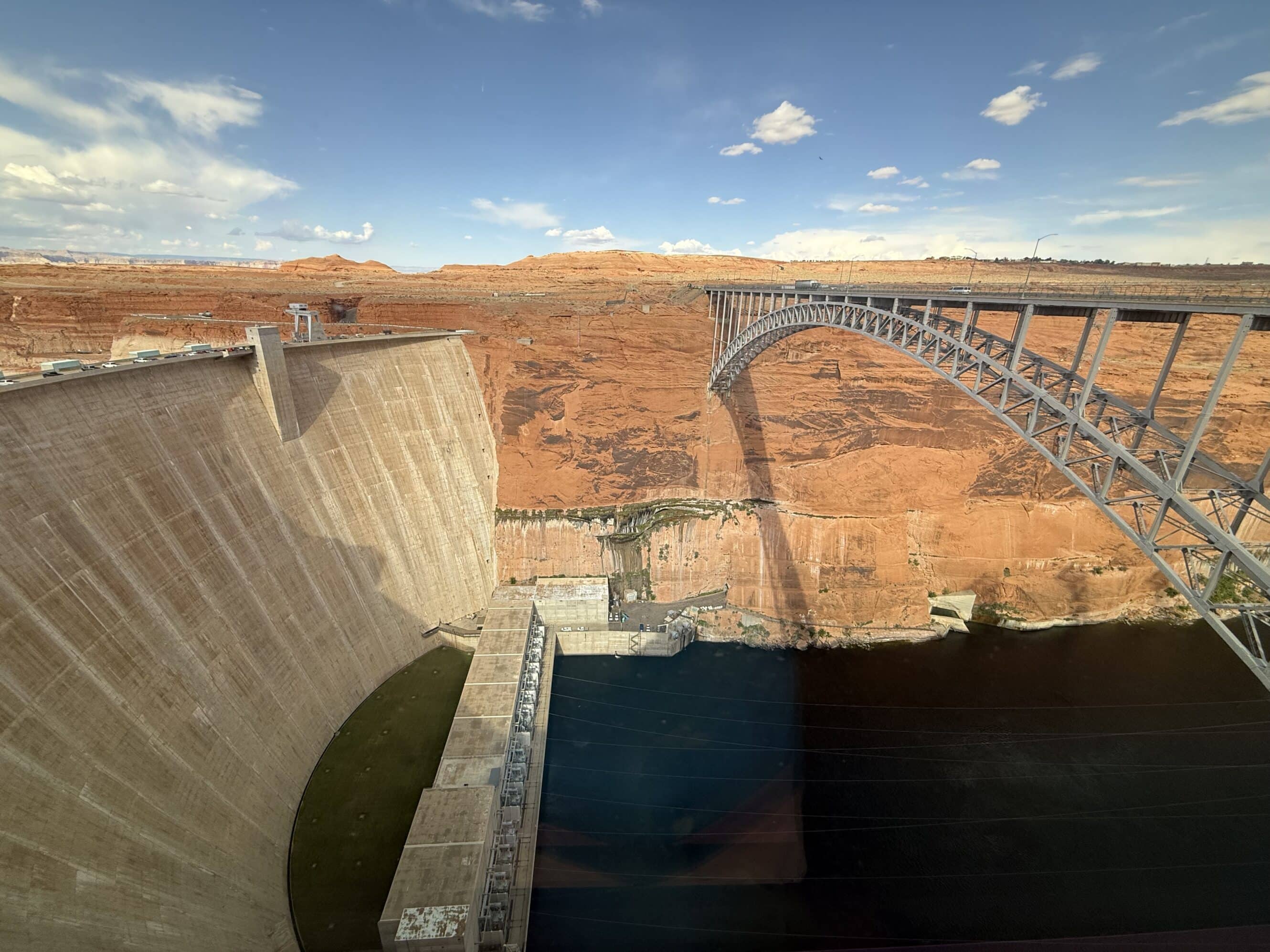 Zapora Glen Canyon ma 220 metrów wysokości i powstała w latach 60., tworząc jedno z największych sztucznych jezior na świecie – Lake Powell. Budowa trwała siedem lat i wymagała przesunięcia całej rzeki Kolorado – dosłownie! 💪