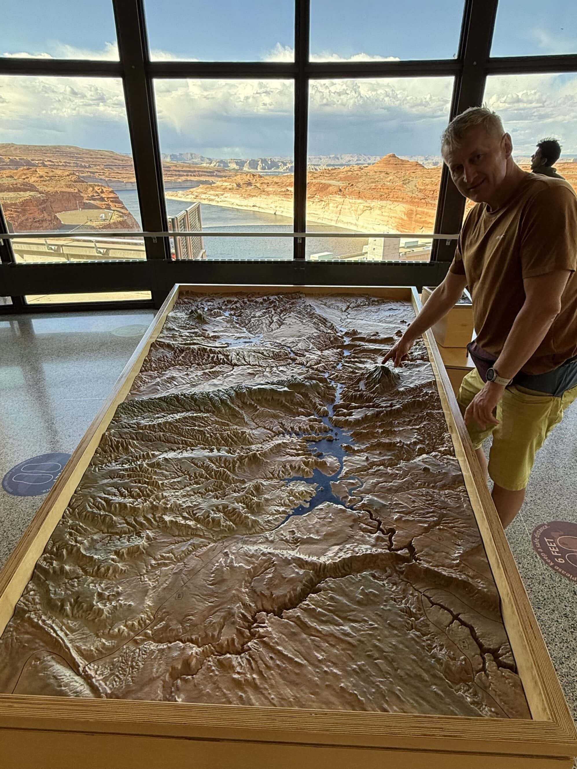 Misiu lubi mieć wszystko pod kontrolą 😂 Makieta w Visitor Center pokazuje, jak ogromny jest system Glen Canyon — zapora, jezioro, setki kilometrów skalnych labiryntów i bocznych zatok. Dla inżynierów to majstersztyk, a dla podróżników – najlepszy sposób, by zobaczyć, co kryje się za zakrętem rzeki.