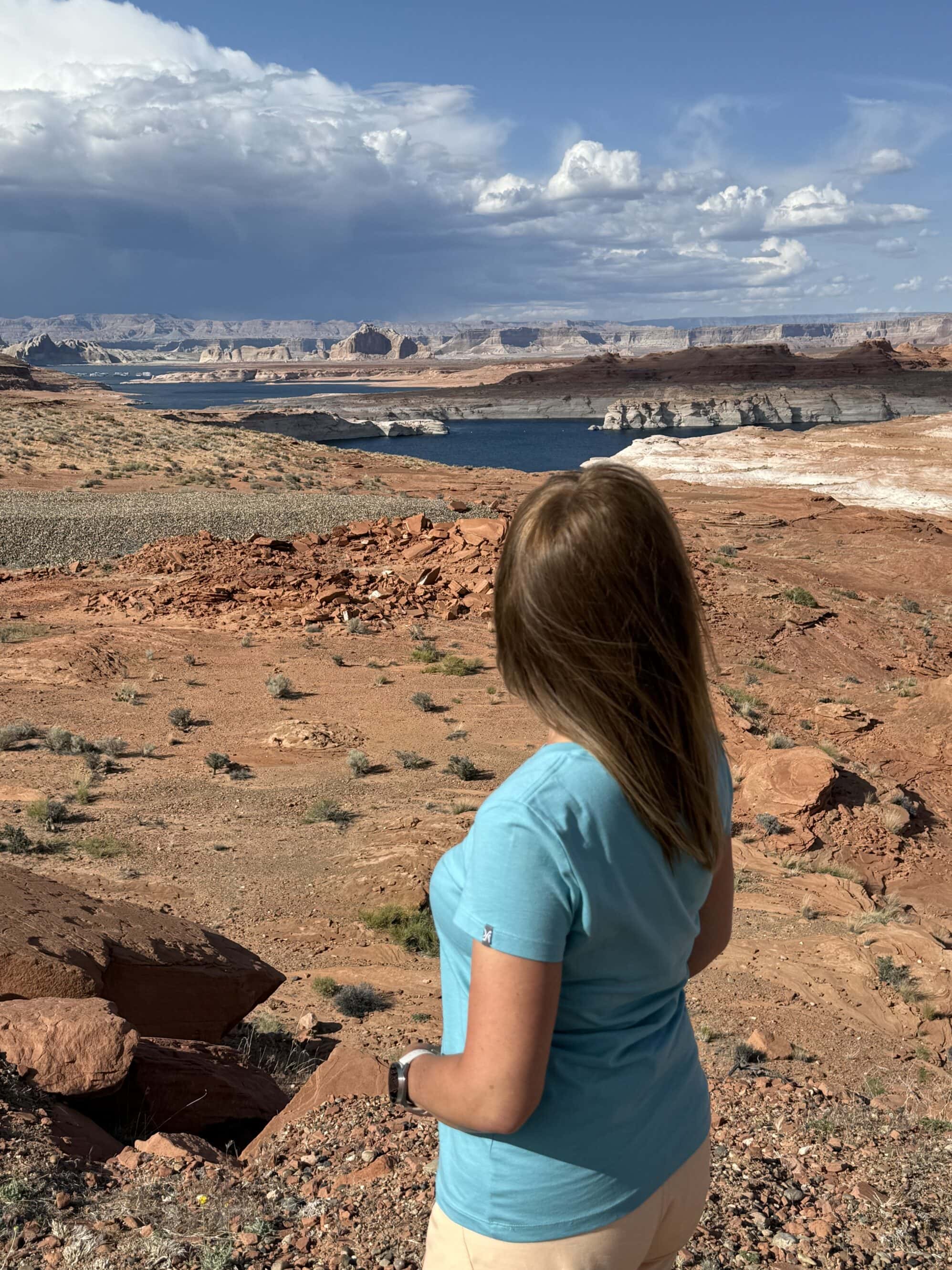 Woda w Lake Powell potrafi zmieniać kolor od szmaragdowego po granatowy, w zależności od światła i pory dnia.
Na zdjęciach wygląda jak filtr, ale to czysta natura i pył z czerwonych skał odbijający słońce. ✨