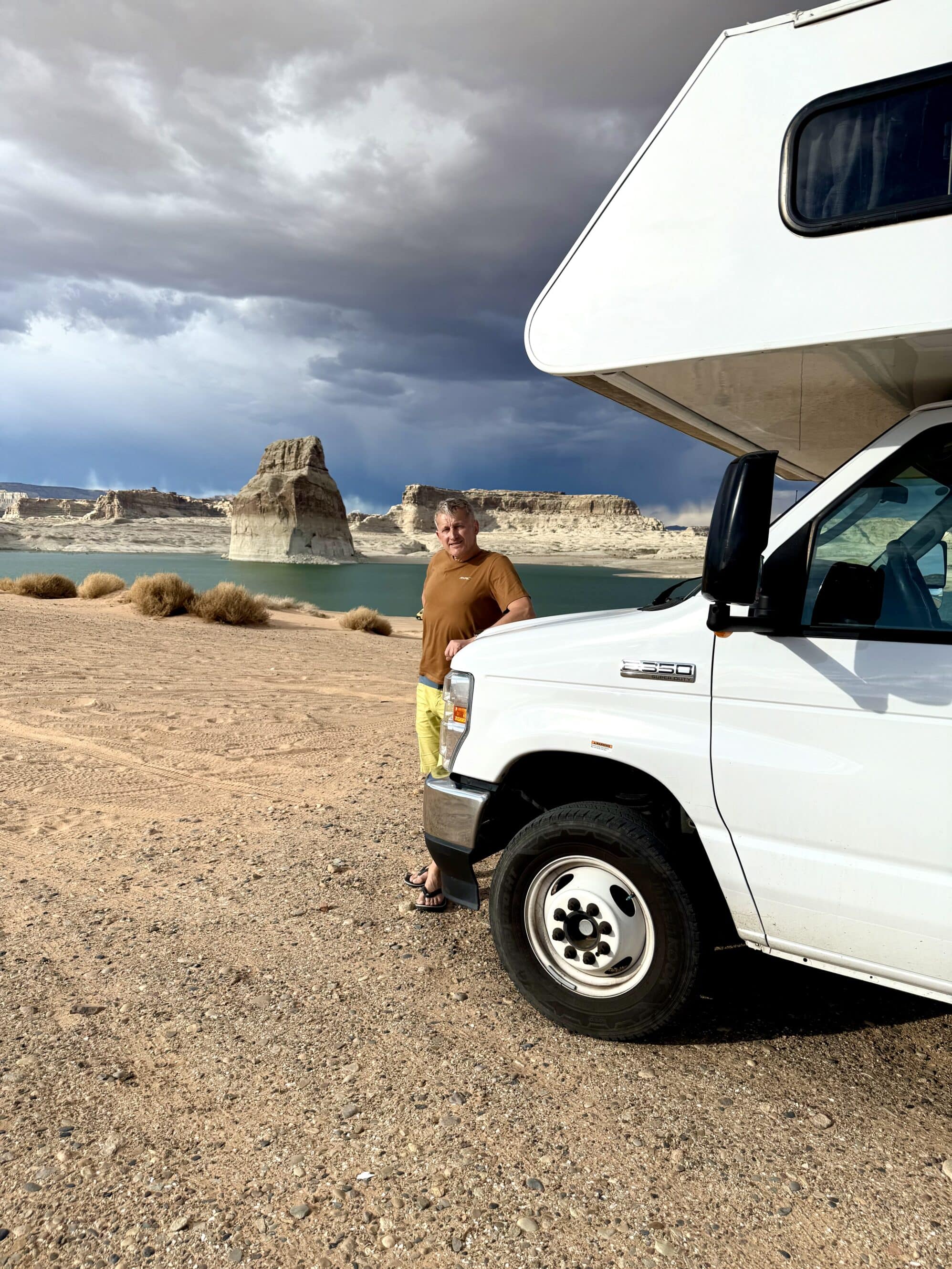 Chmury zebrały się błyskawicznie — dosłownie w ciągu kilku minut niebo zrobiło się teatralne jak w filmie katastroficznym.
Takie kontrasty są w Lake Powell normą: słońce, deszcz, tęcza i cisza, wszystko w jednym kadrze.
A Lone Rock wyglądał jak samotny bohater westernu, który pilnuje wejścia do pustynnego świata. 🤠🌩️